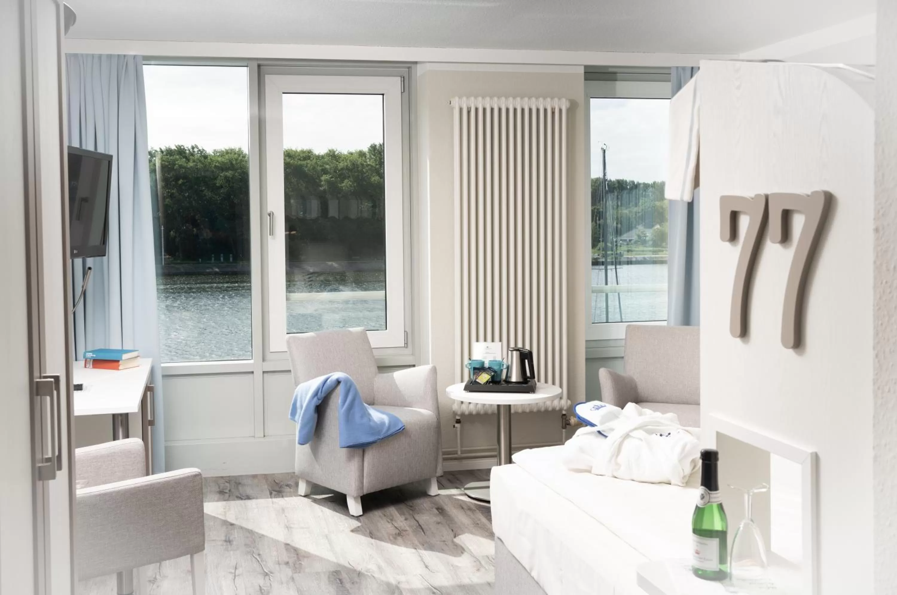 Photo of the whole room, Bed in Hotel Deutscher Kaiser