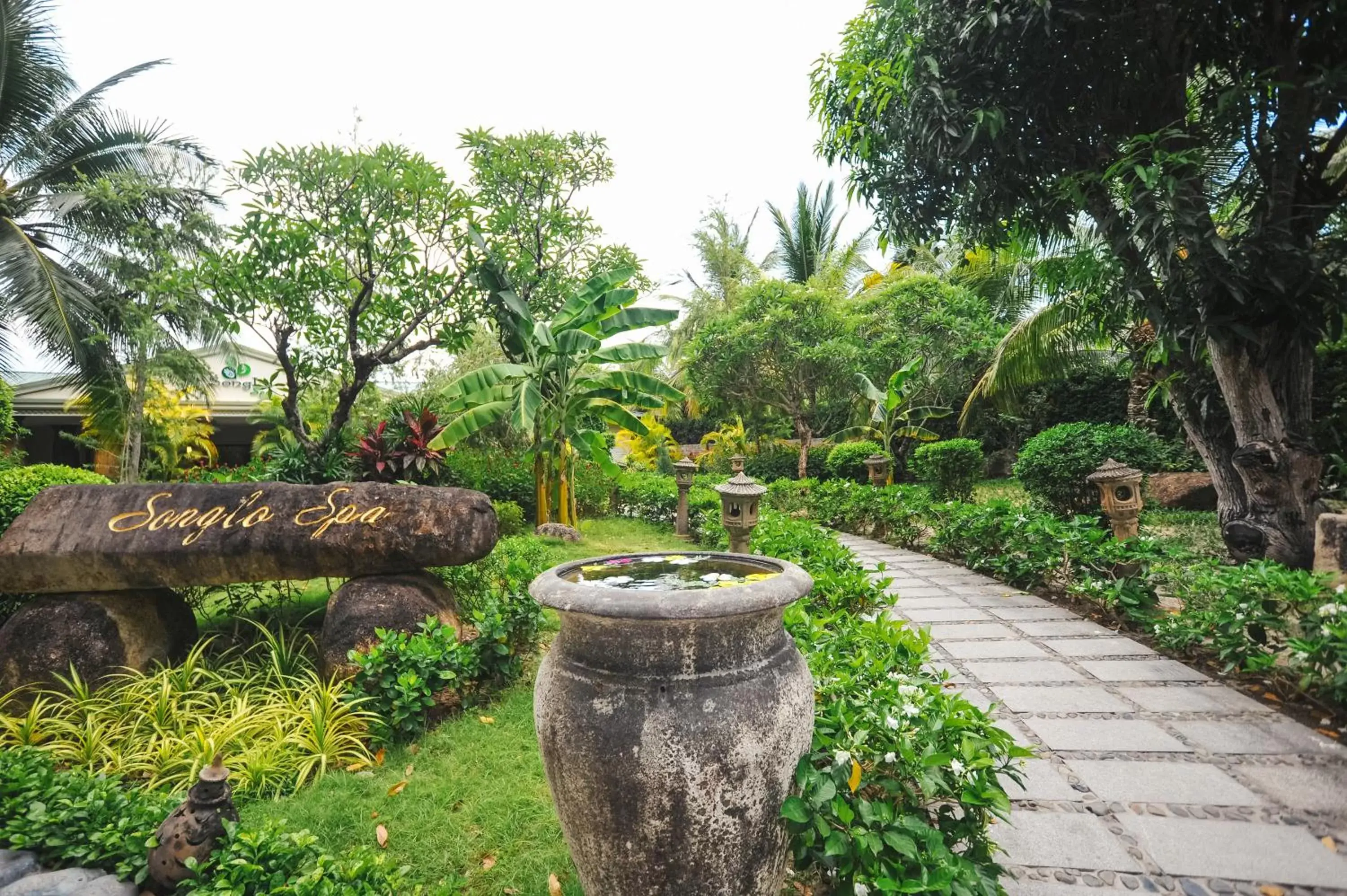 Garden, Patio/Outdoor Area in Diamond Bay Resort & Spa