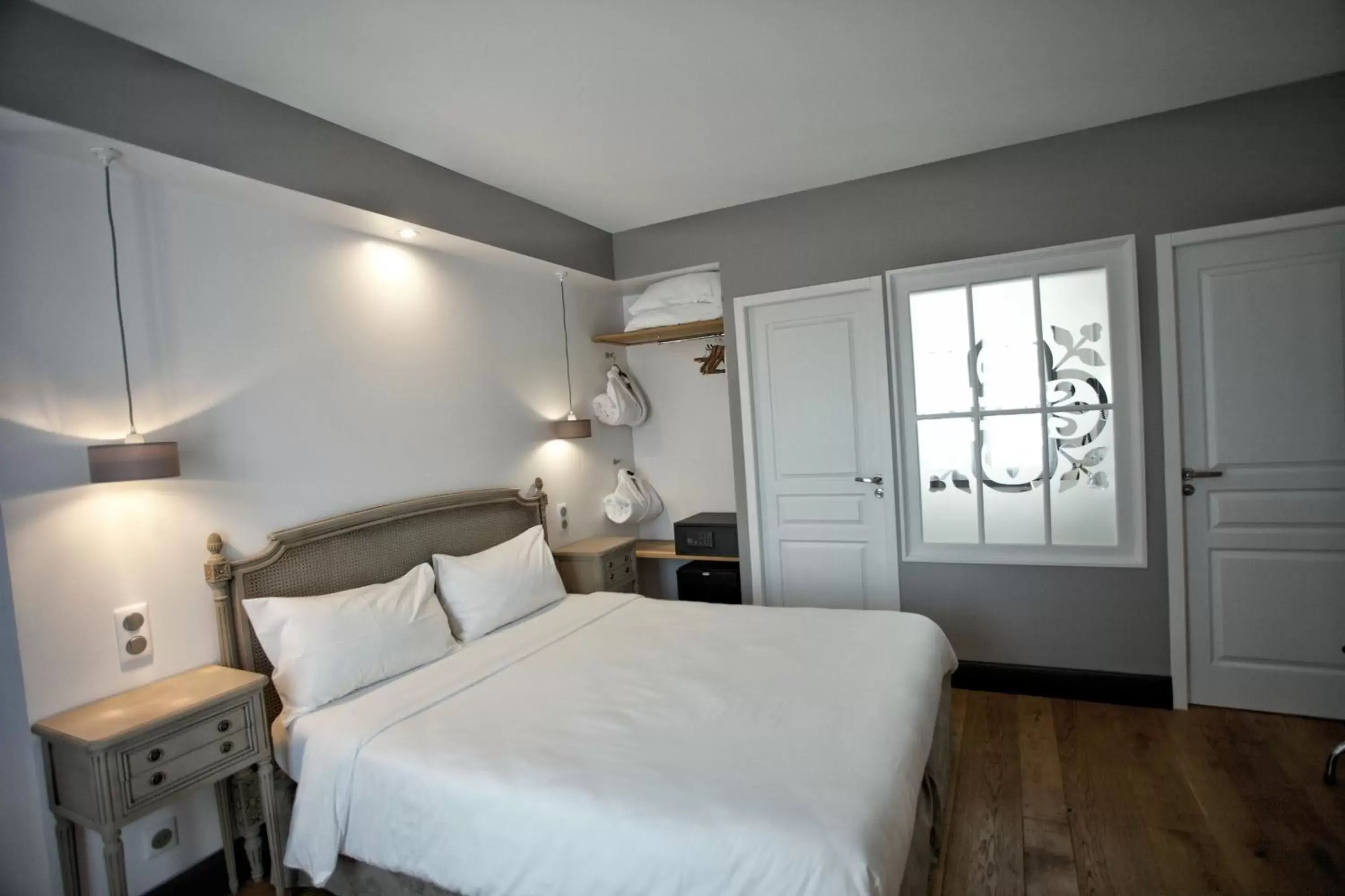 Photo of the whole room, Bed in Hôtel Henri IV Photo of the whole room, Bed in Hôtel Henri IV