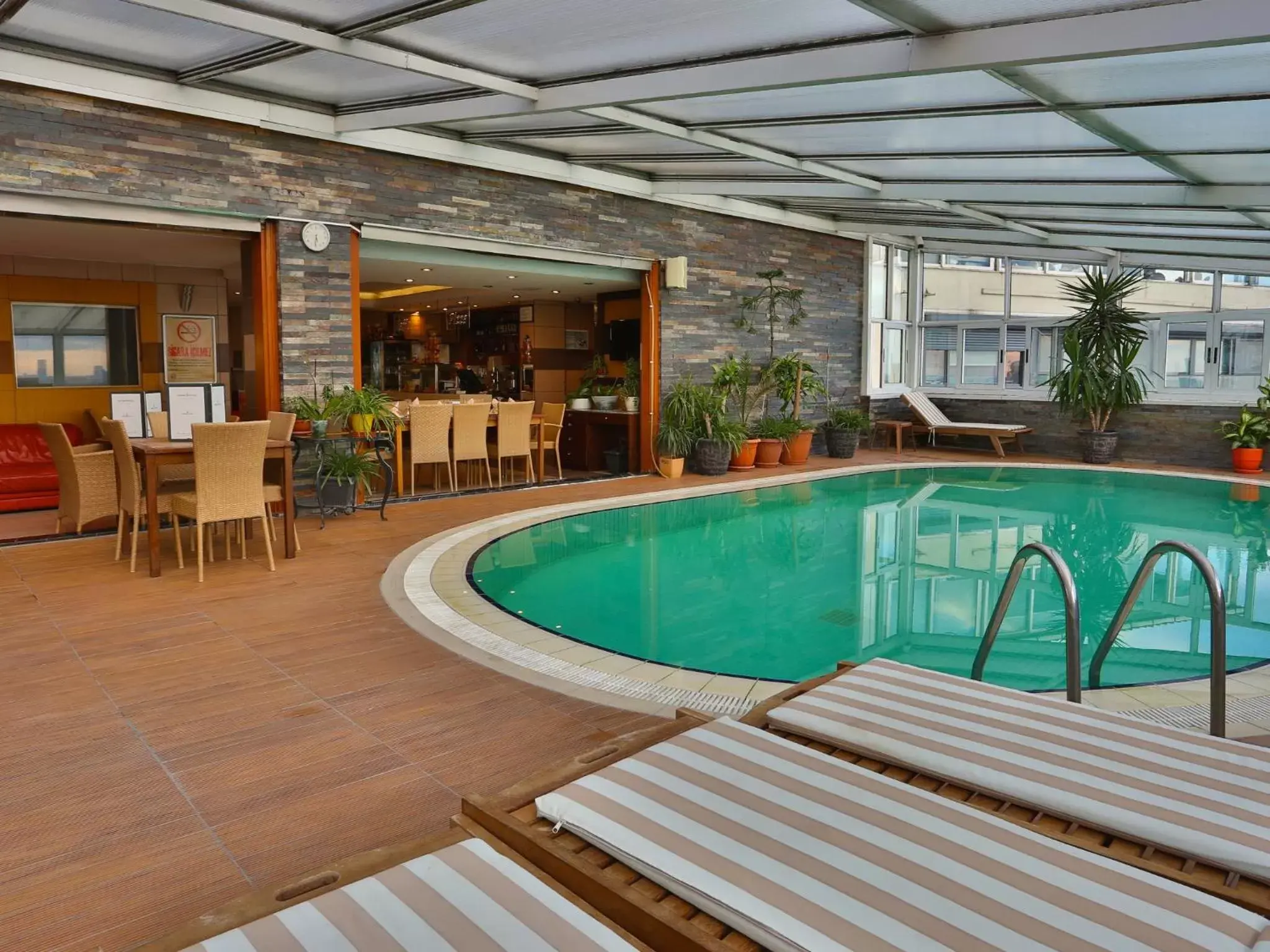Swimming Pool in Hotel Zurich Istanbul