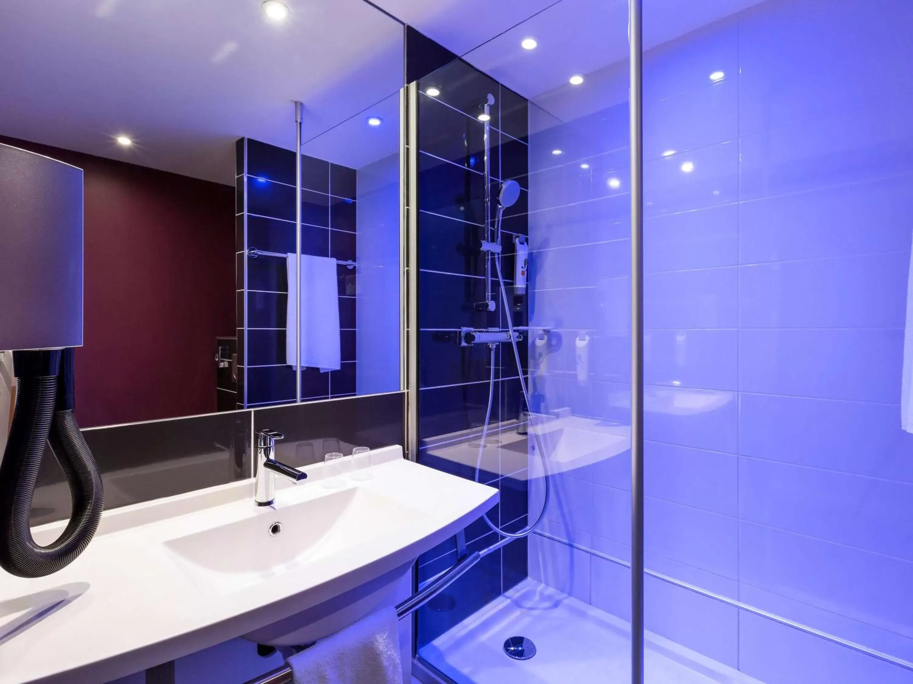 Photo of the whole room, Bathroom in ibis Styles Blois Centre Gare