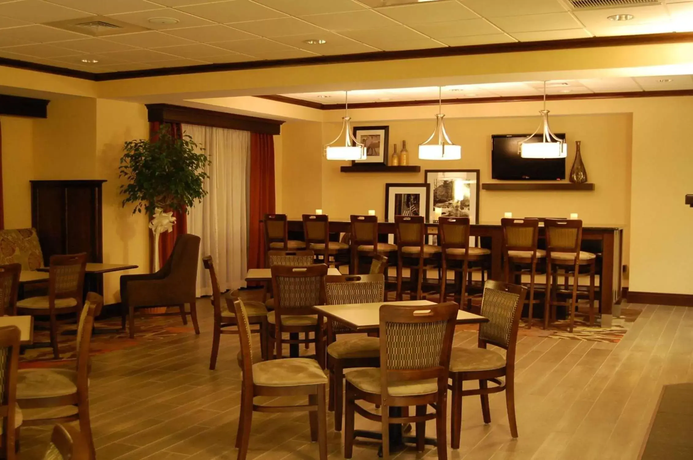 Dining area, Restaurant/Places to Eat in Hampton Inn Geneseo