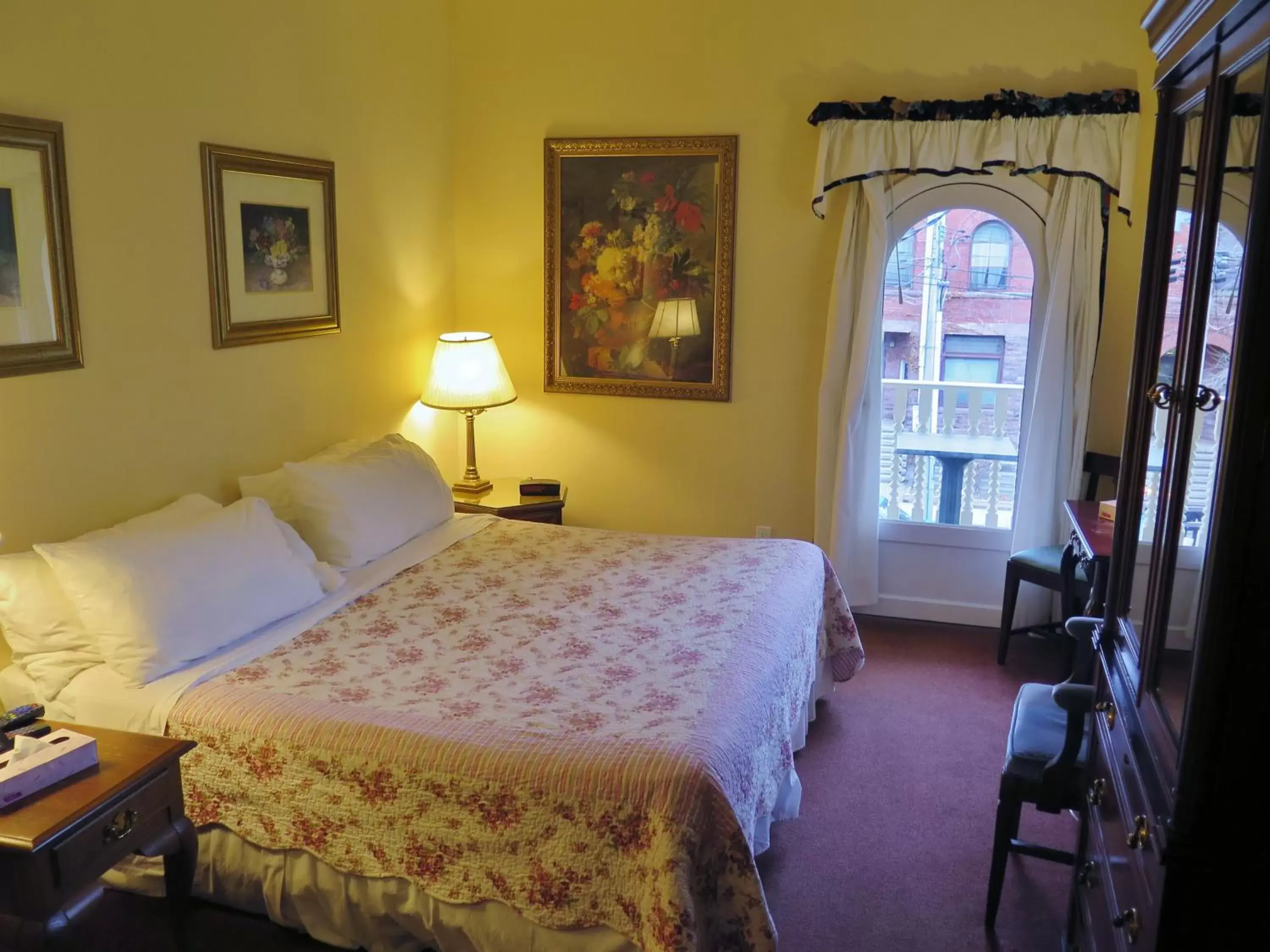 Bedroom, Bed in Madison Manor Boutique Hotel