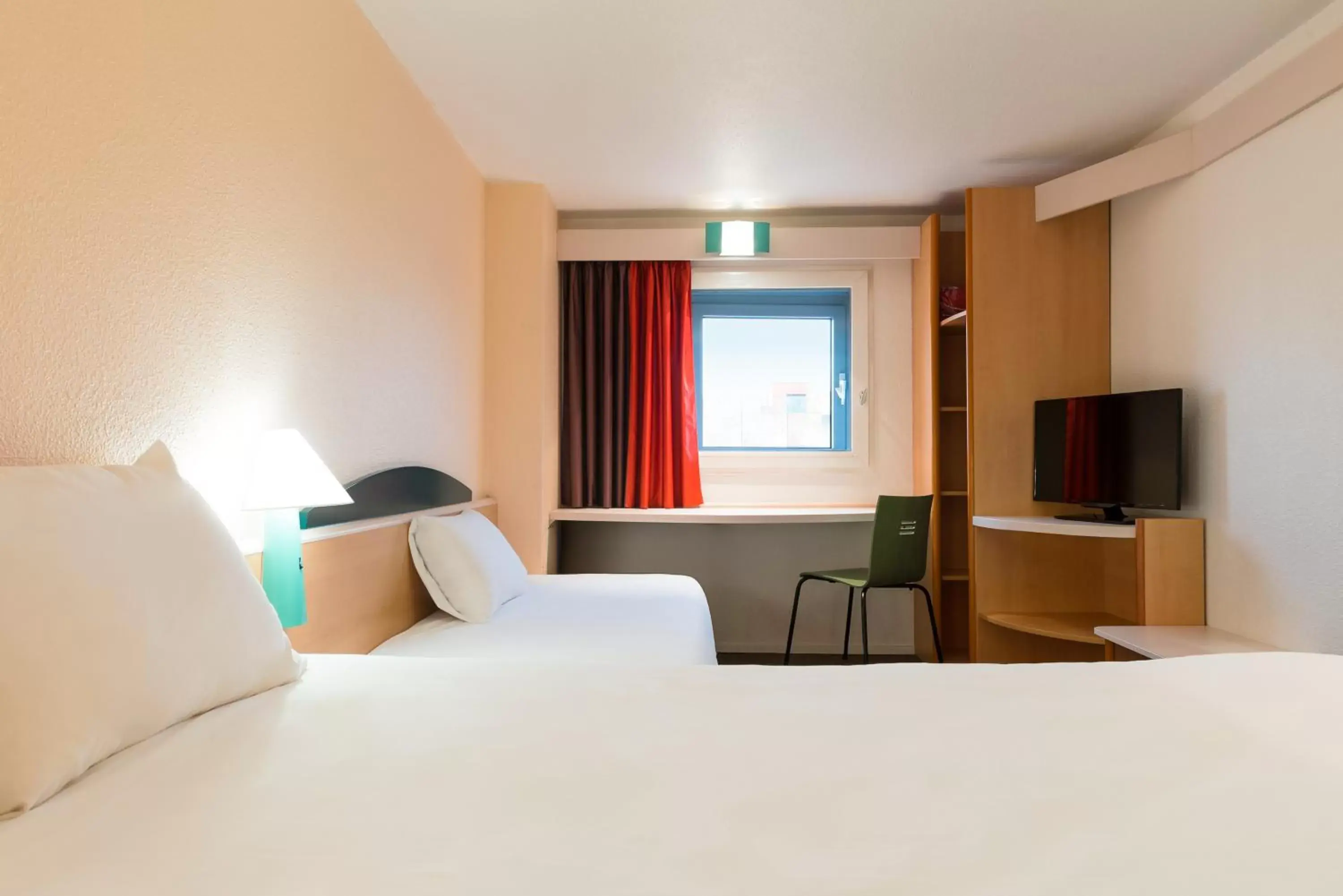 Standard Room with One Double Bed and One Single Bed in ibis Bordeaux Centre Meriadeck