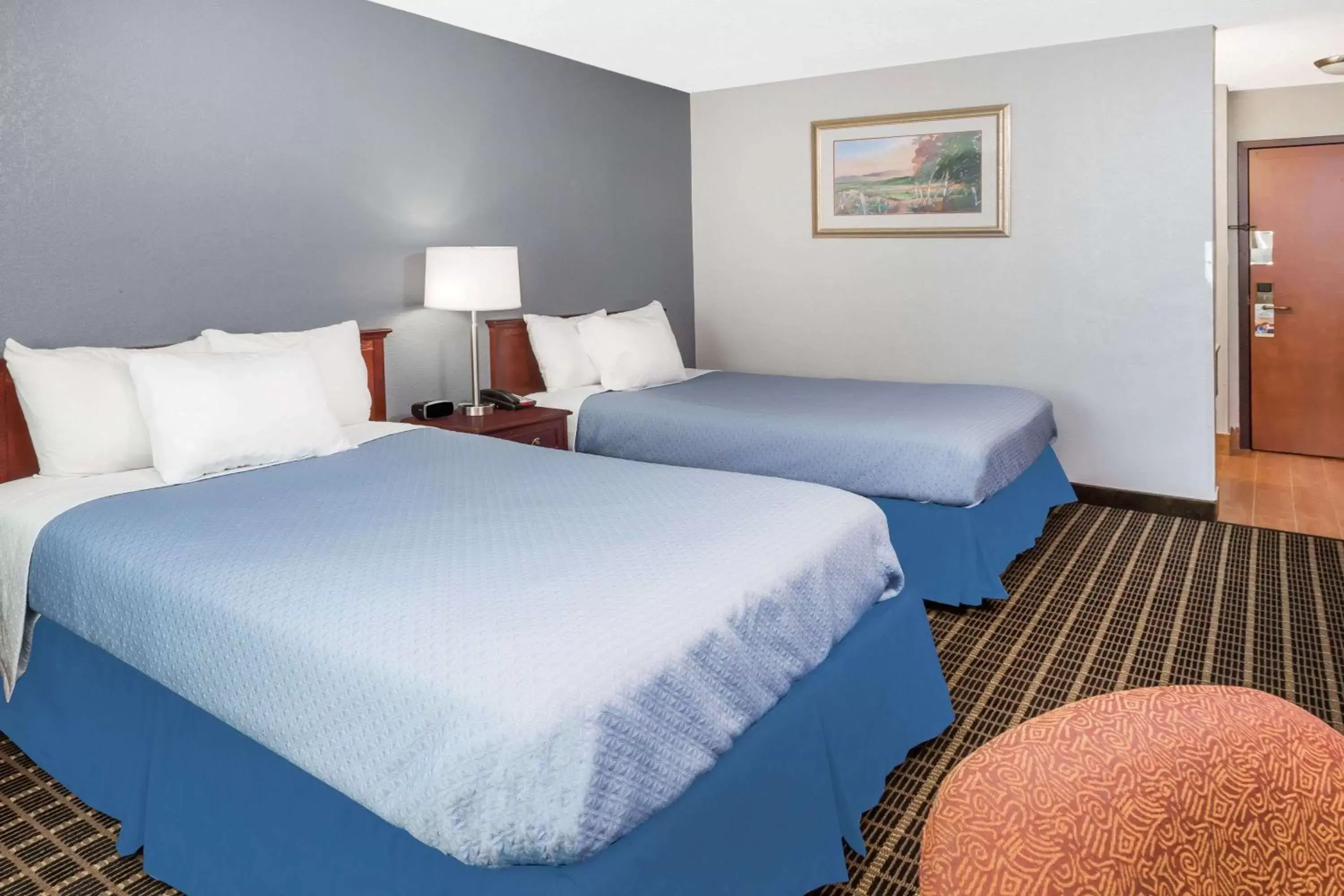 Photo of the whole room, Bed in Days Inn by Wyndham West Des Moines