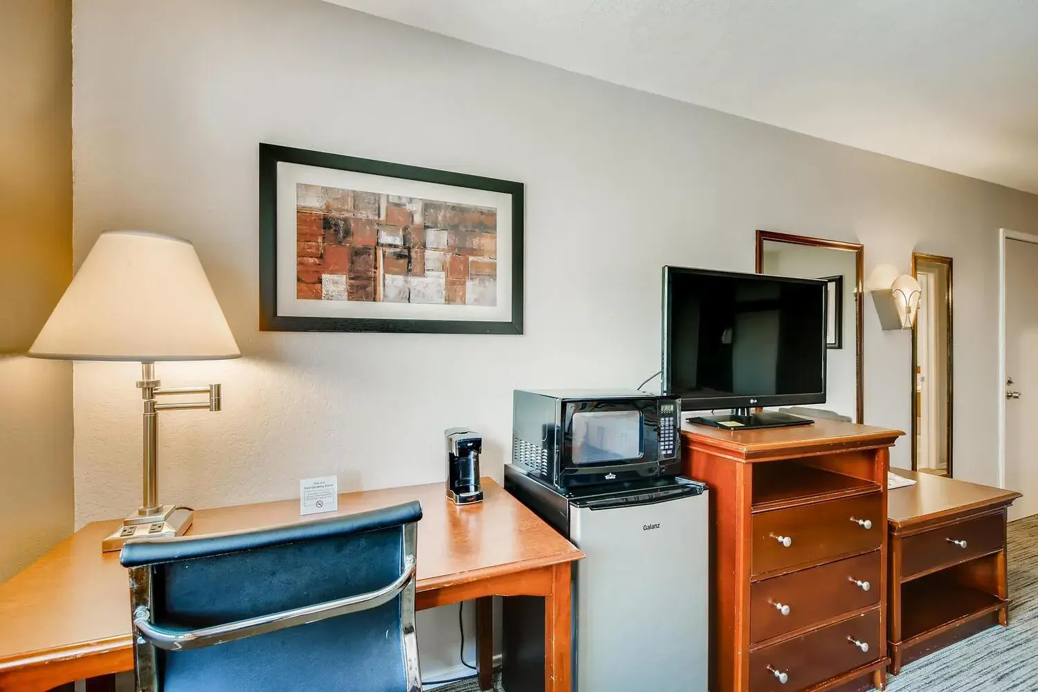 TV and multimedia, TV/Entertainment Center in Orangewood Inn and Suites Midtown