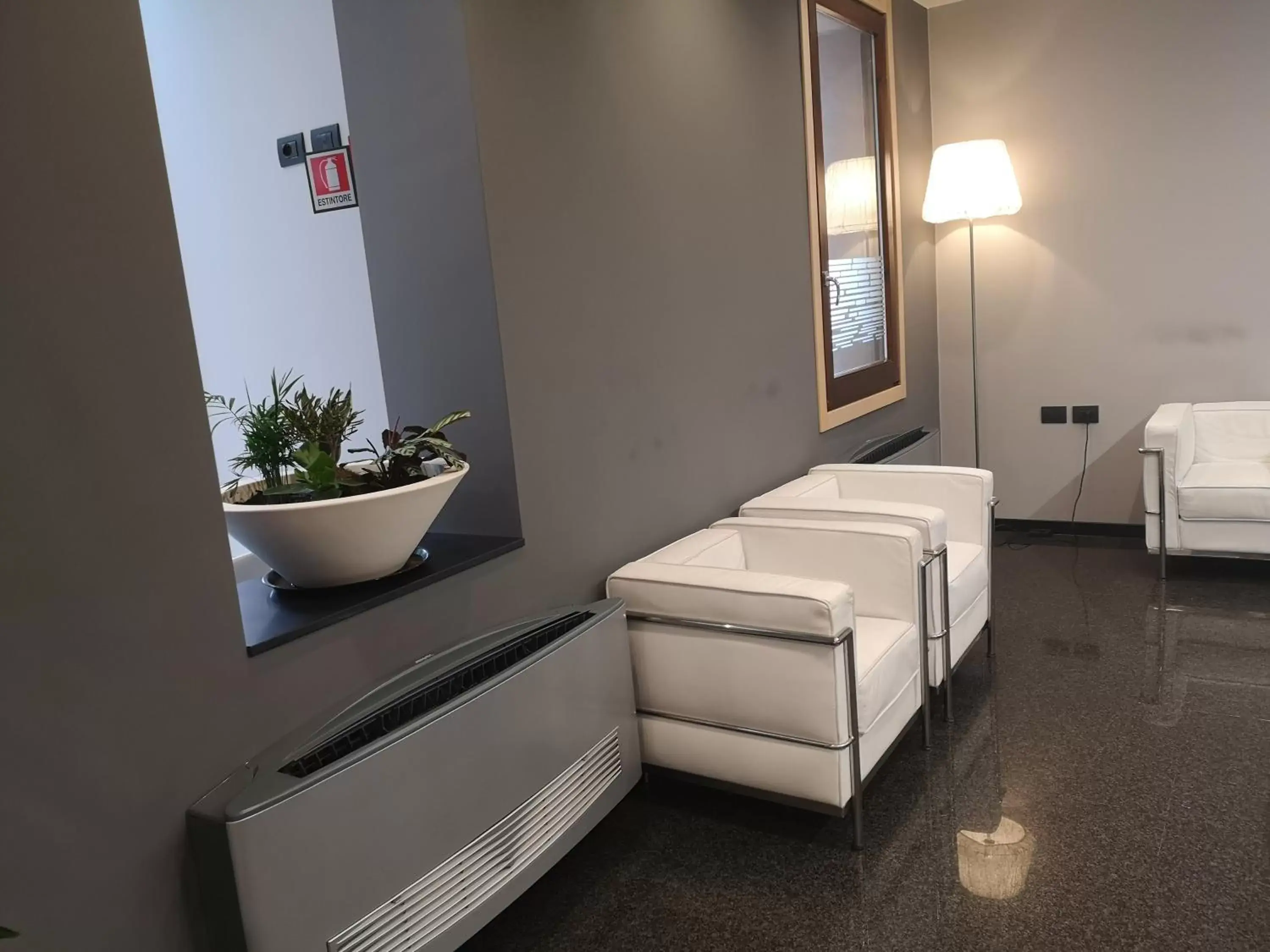 Lobby or reception, Bathroom in Hotel Daunia