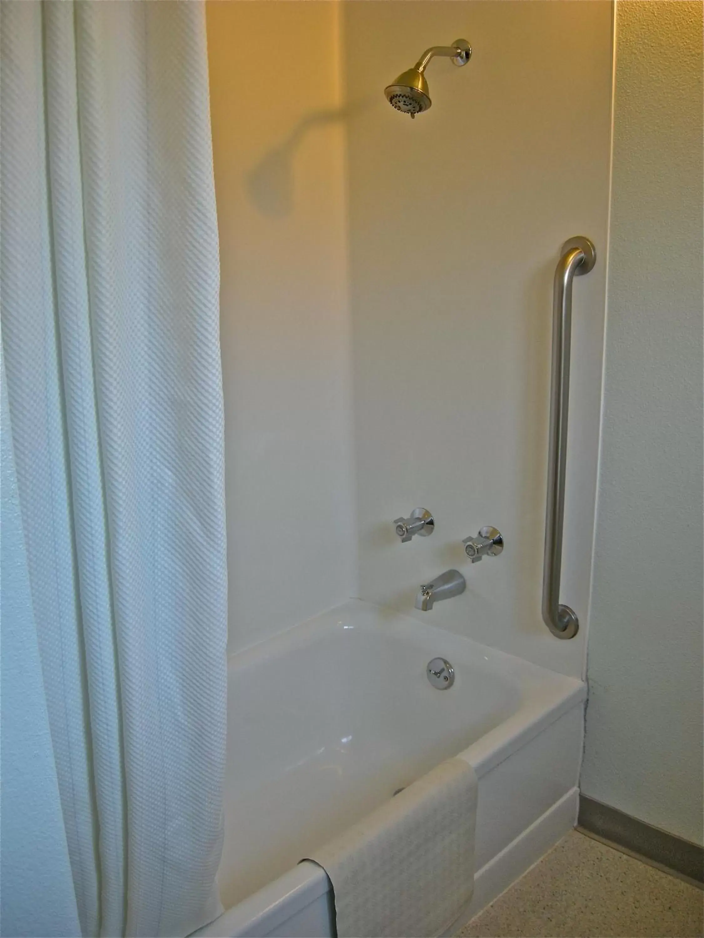 Shower, Bathroom in Azalea Lodge