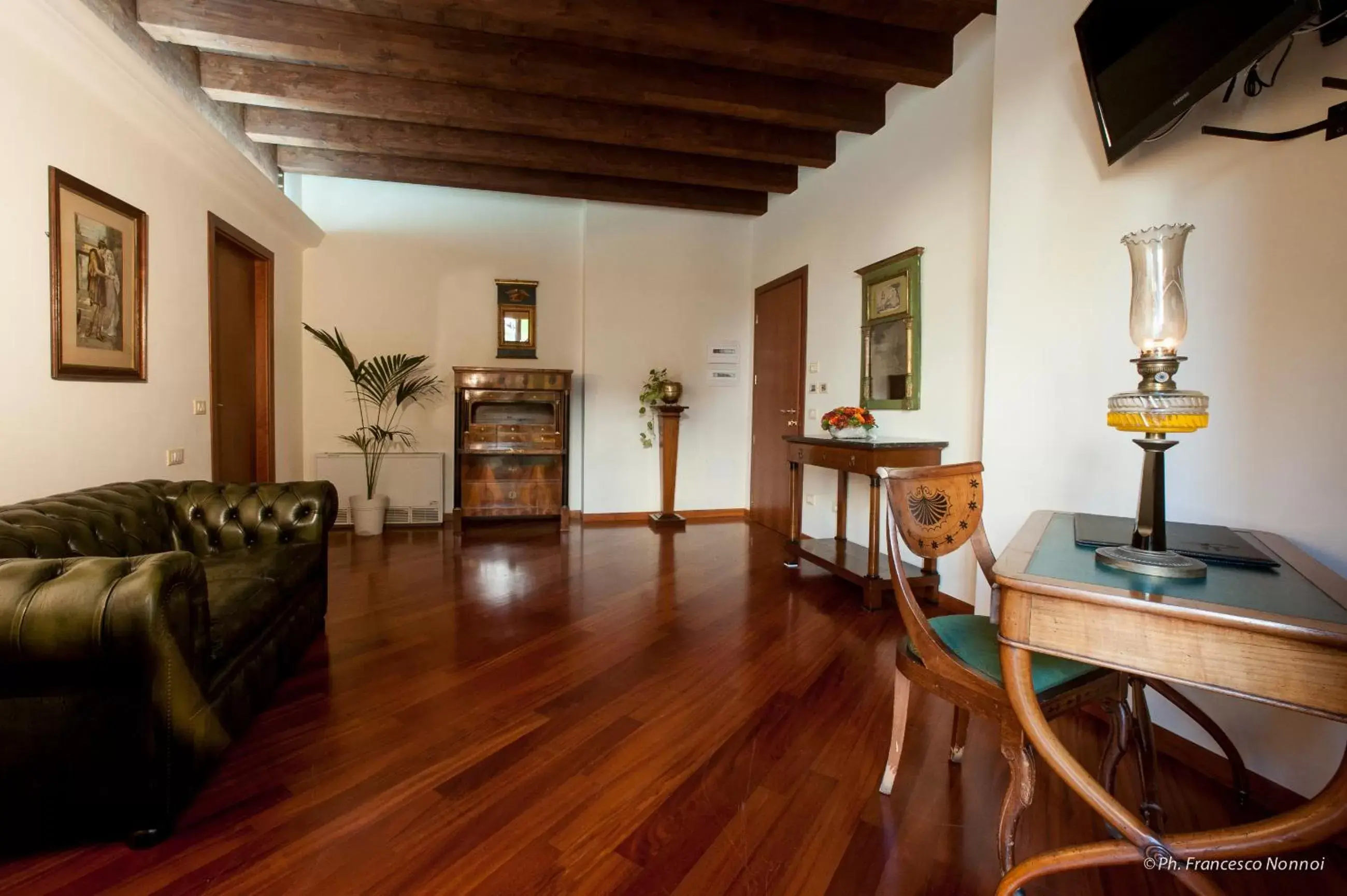 Bedroom, Seating Area in Hotel Flora