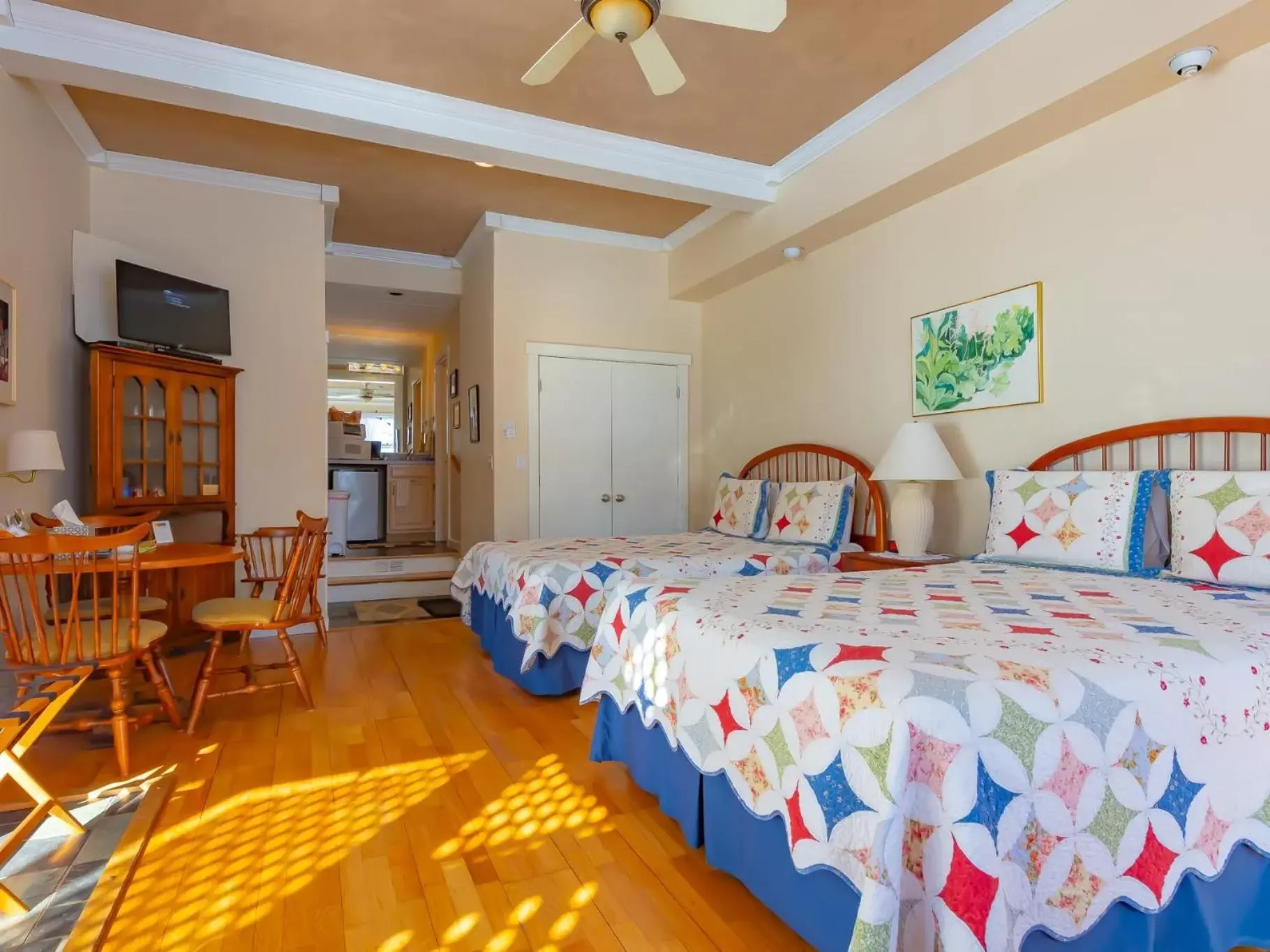 One-Bedroom Suite in Shaker Mill Inn One-Bedroom Suite in Shaker Mill Inn