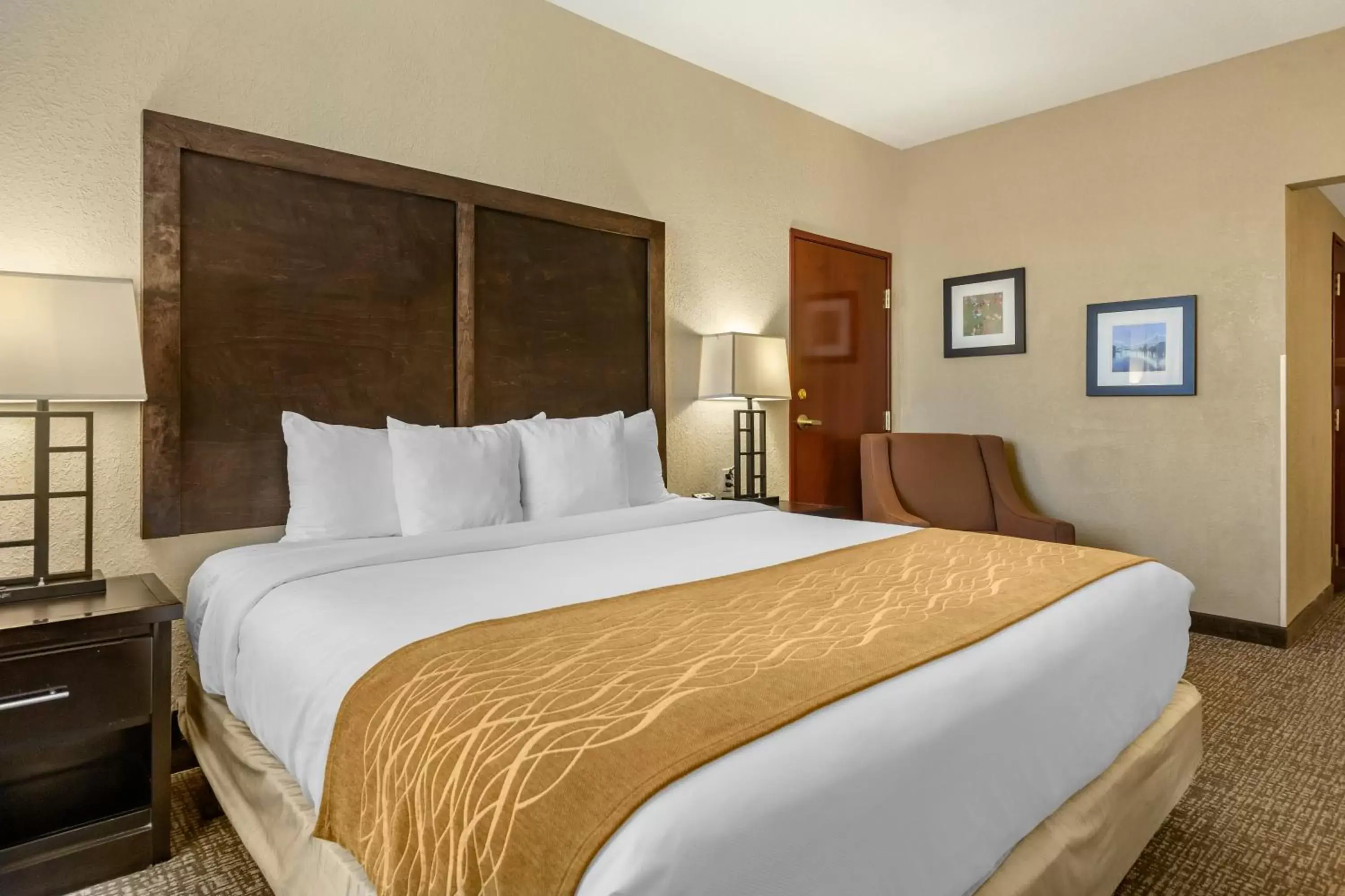 Bed in Comfort Inn & Suites Allen Park/Dearborn