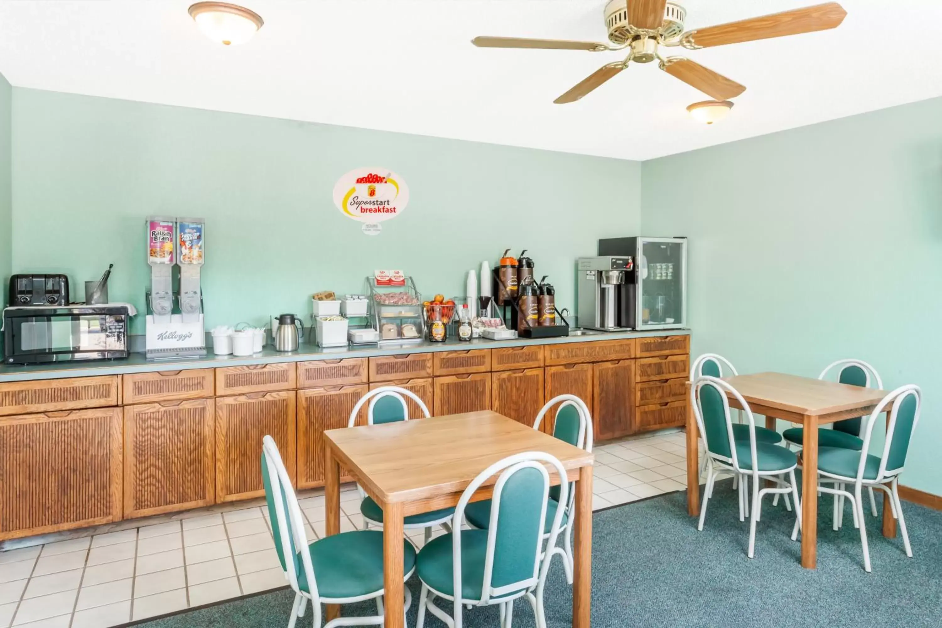 Continental breakfast, Restaurant/Places to Eat in Super 8 by Wyndham Washington/Peoria Area