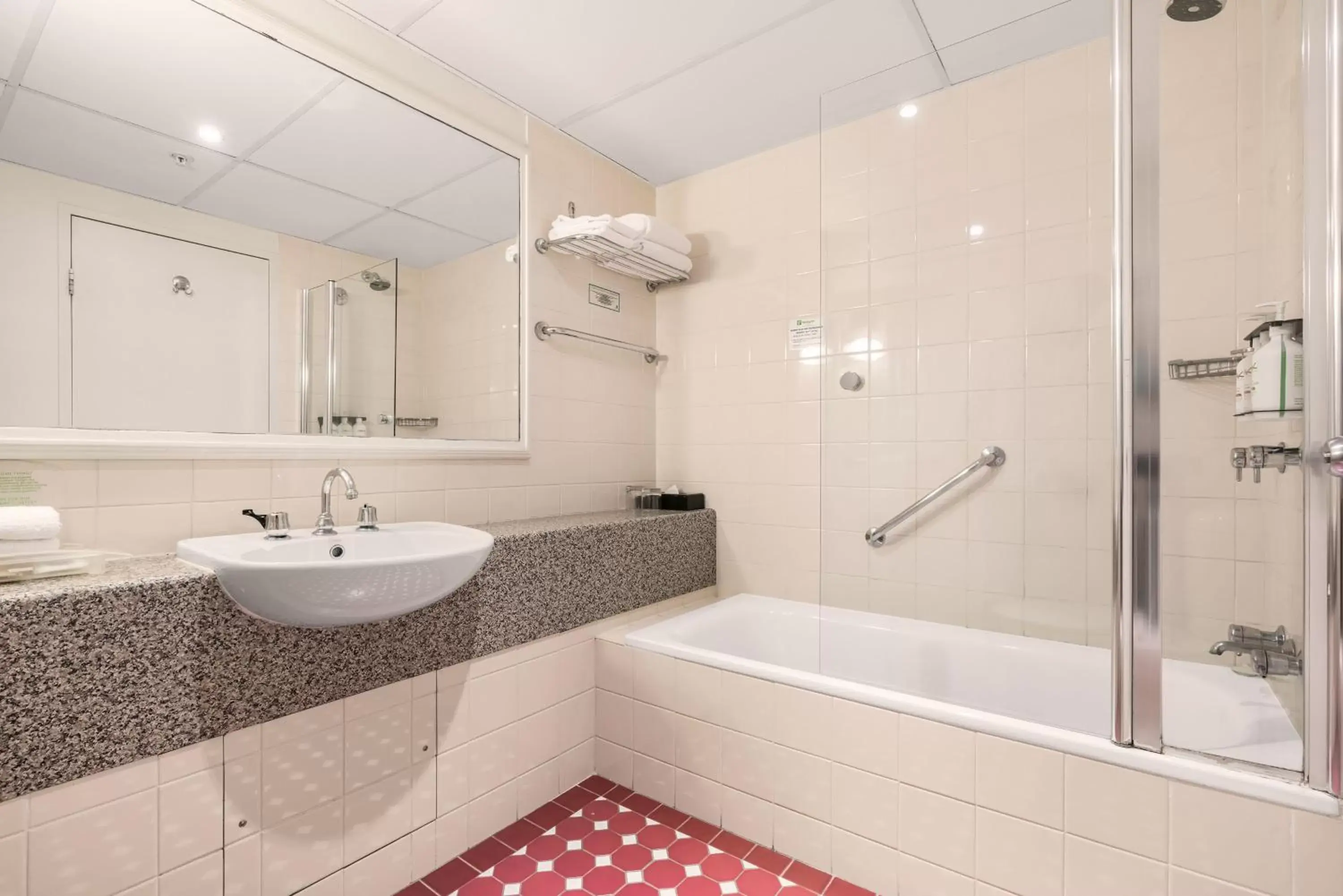 2 Single Beds Standard Lower Floor in Holiday Inn Darling Harbour, an IHG Hotel