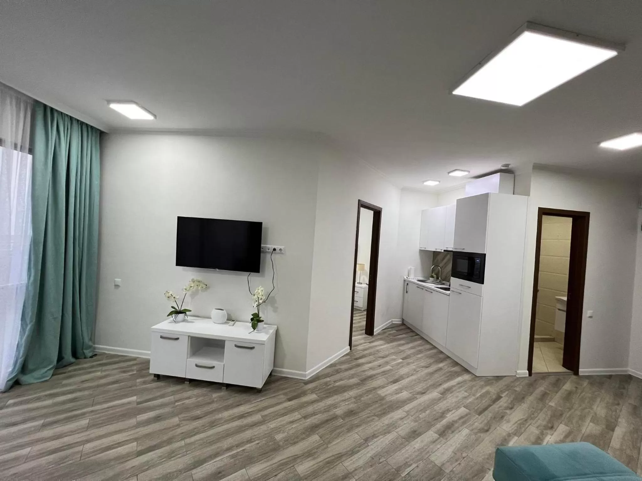 Kitchen or kitchenette, TV/Entertainment Center in Holiday Lux Sea Towers Batumi