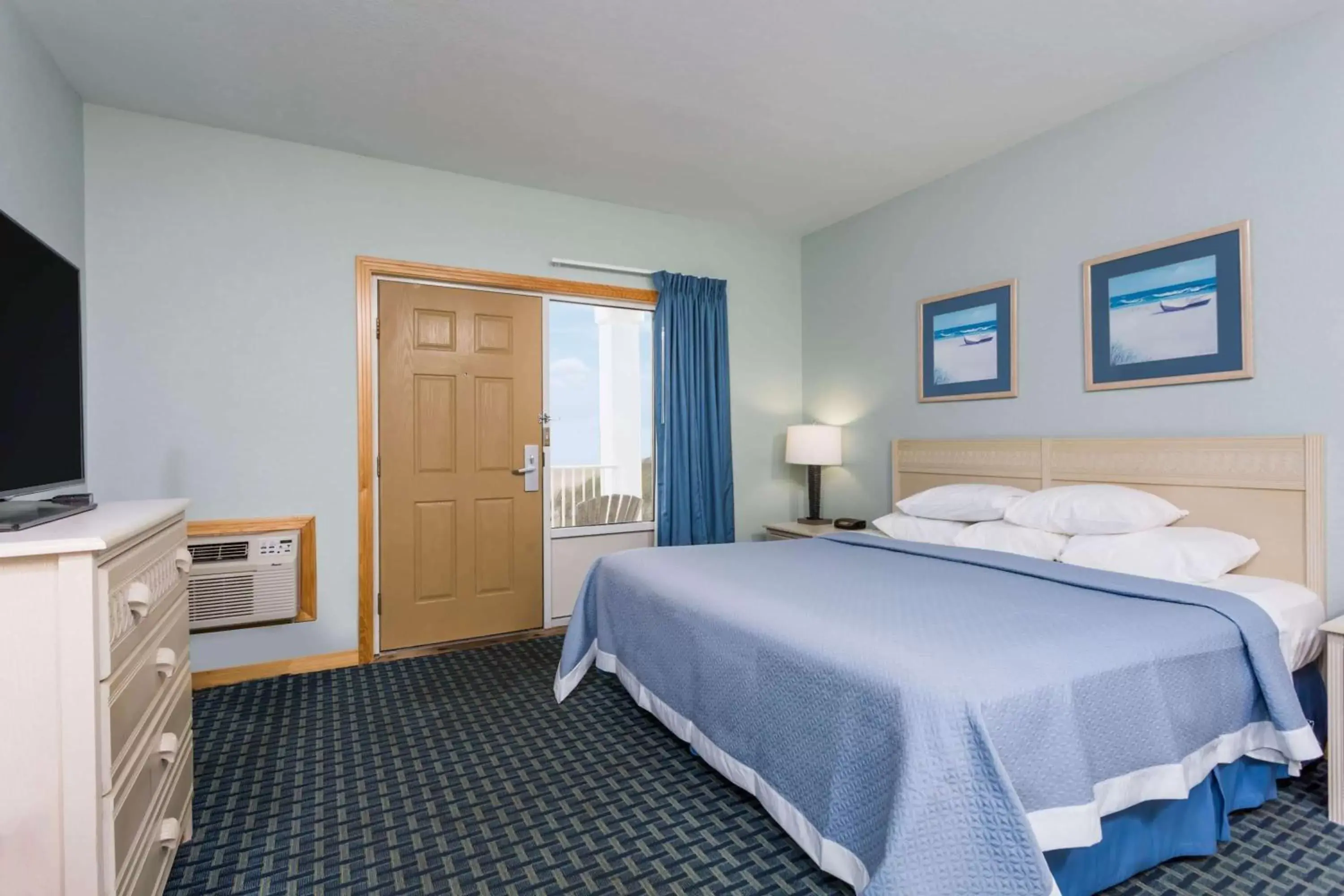 Photo of the whole room, Bed in Days Inn by Wyndham Kill Devil Hills Oceanfront - Wilbur