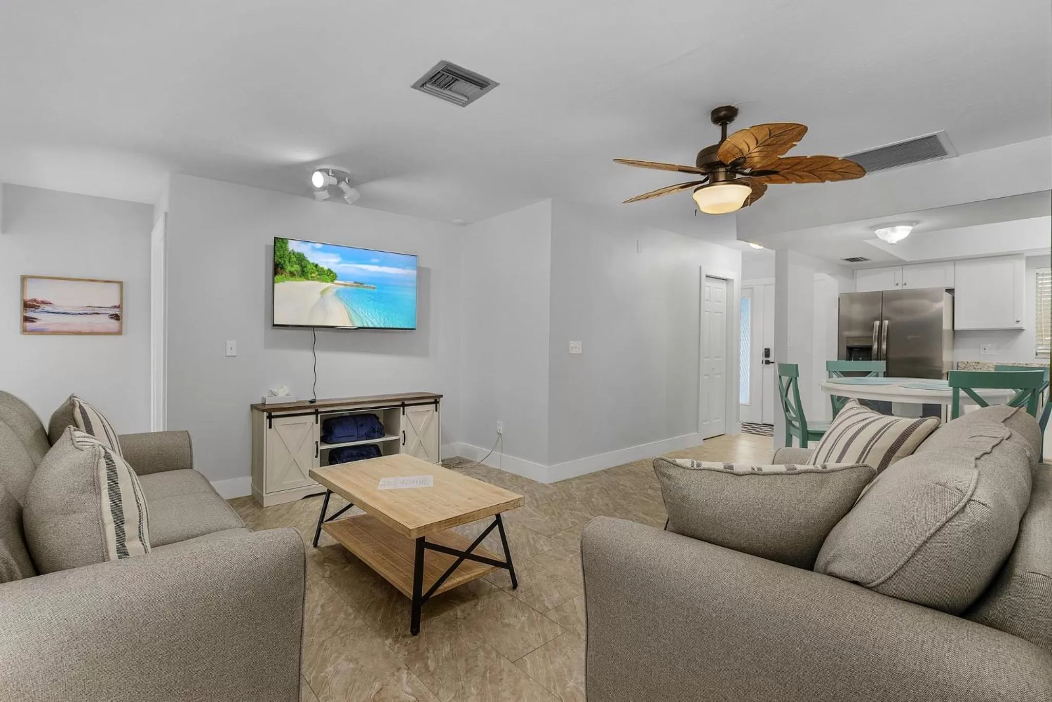 Communal lounge/ TV room in Matlacha on Shoreview