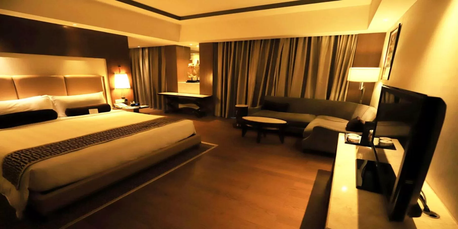 Bedroom, Bed in Crowne Plaza New Delhi Okhla by IHG