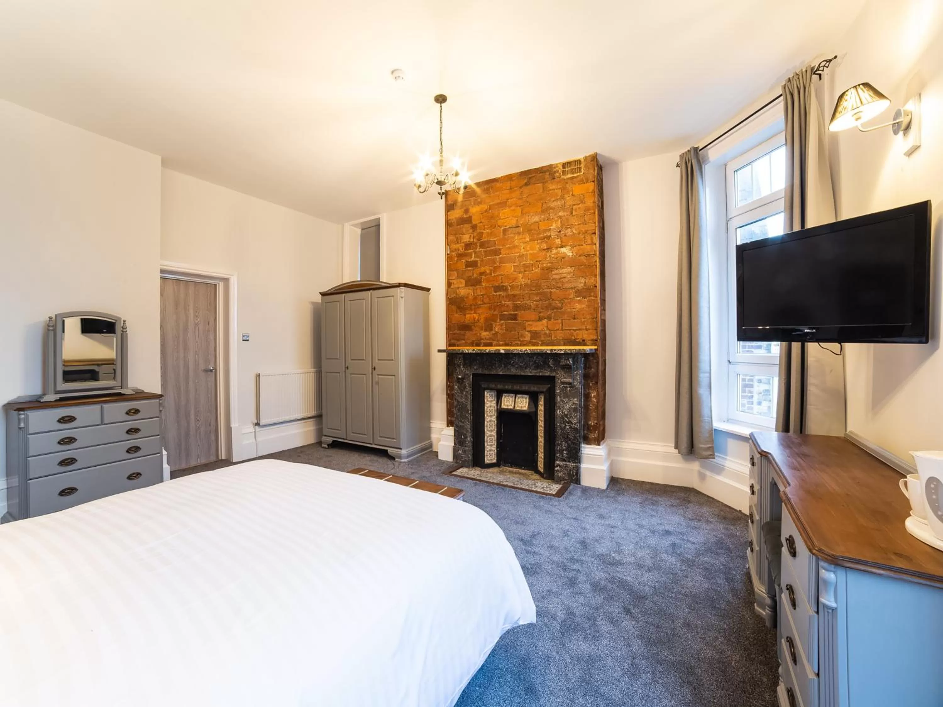 Bedroom, Bed in Churchill's Hotel