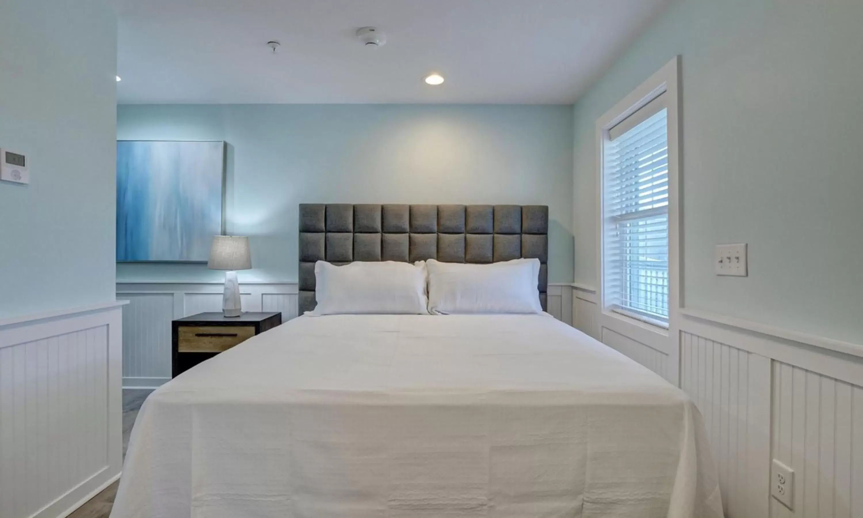 Bed in Loggerhead Inn and Suites by Carolina Retreats