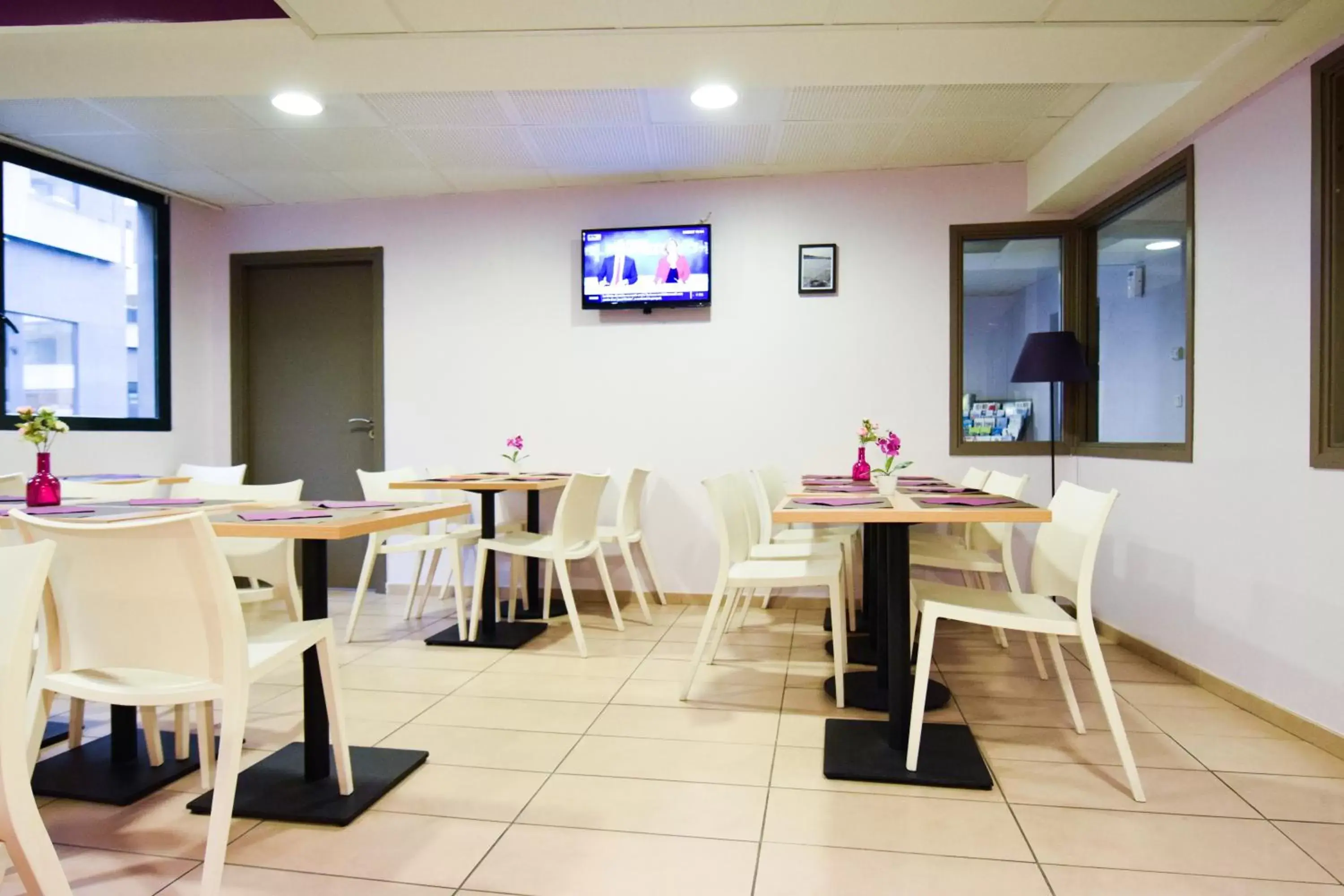 Communal lounge/ TV room in Residhotel Lyon Lamartine Communal lounge/ TV room in Residhotel Lyon Lamartine