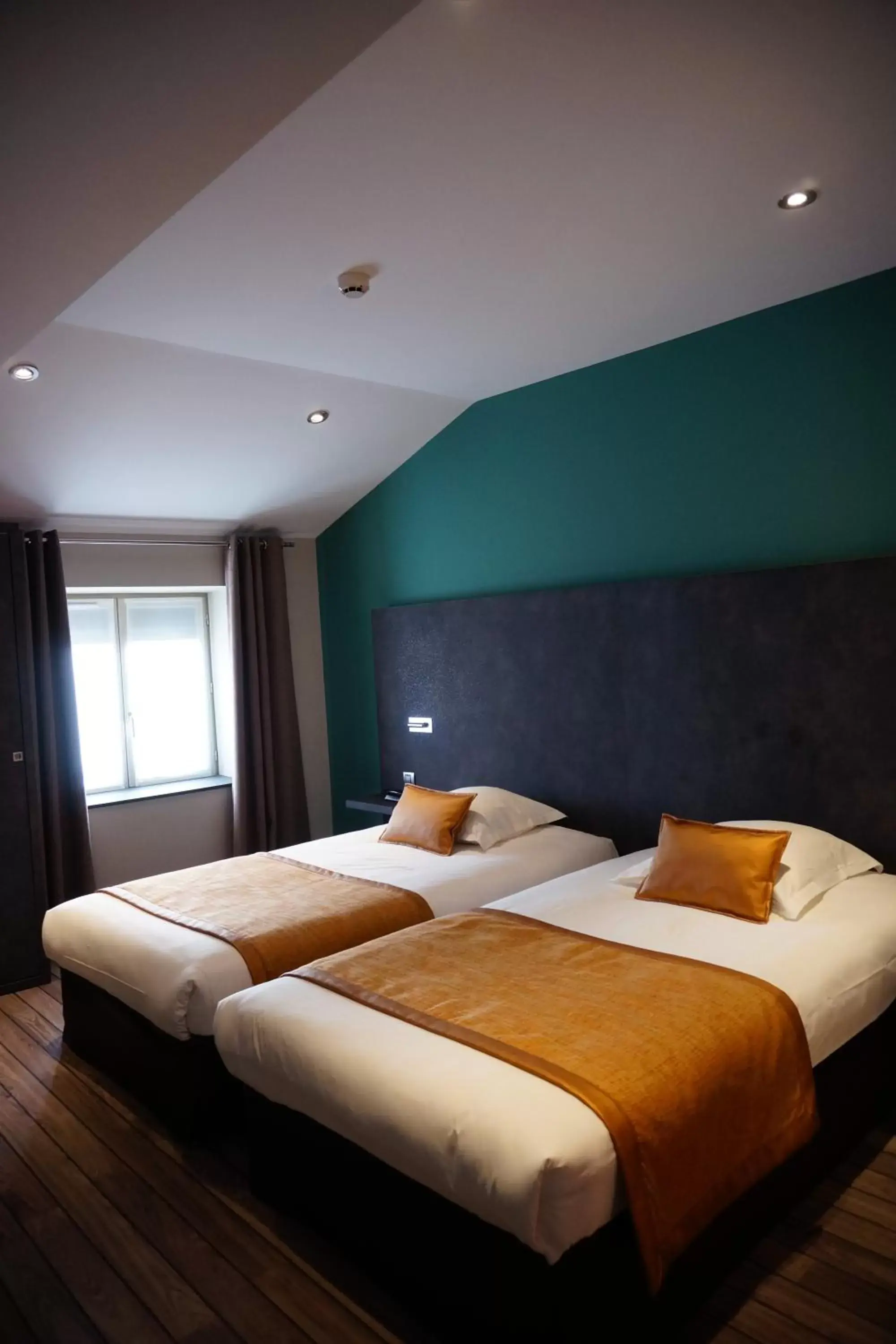 Elegance Premium Twin Room in LOGIS Hôtel de Bourgogne - Mâcon Elegance Premium Twin Room in LOGIS Hôtel de Bourgogne - Mâcon