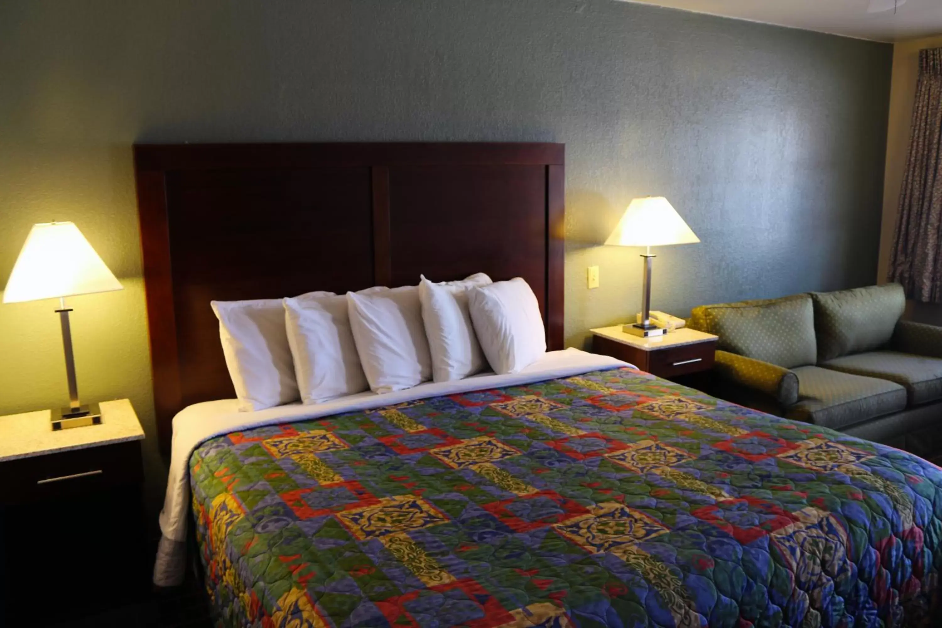 Bed in Great Western Inn & Suites