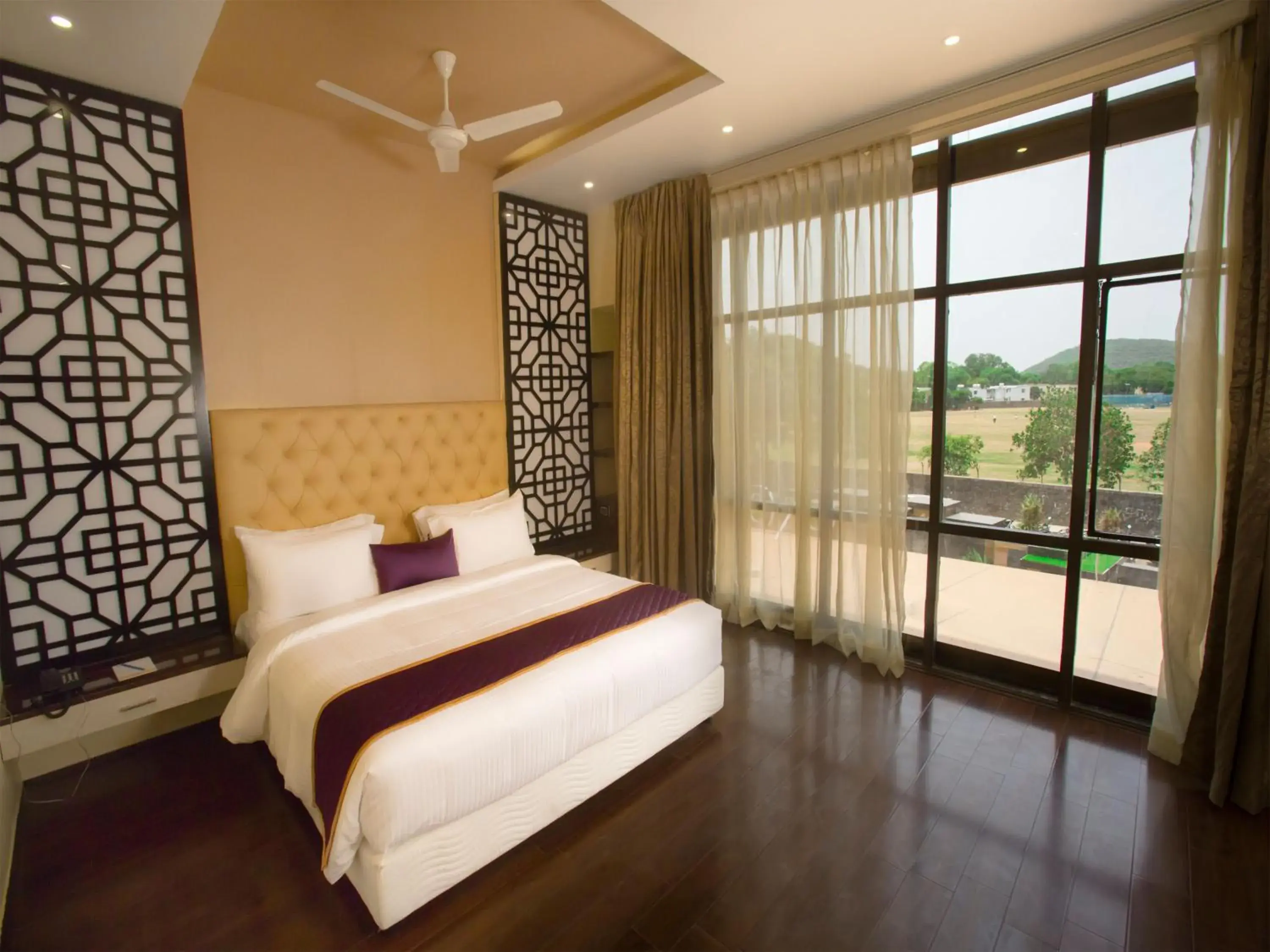 Bedroom, Bed in Crossway Parklane Airport Hotel Chennai