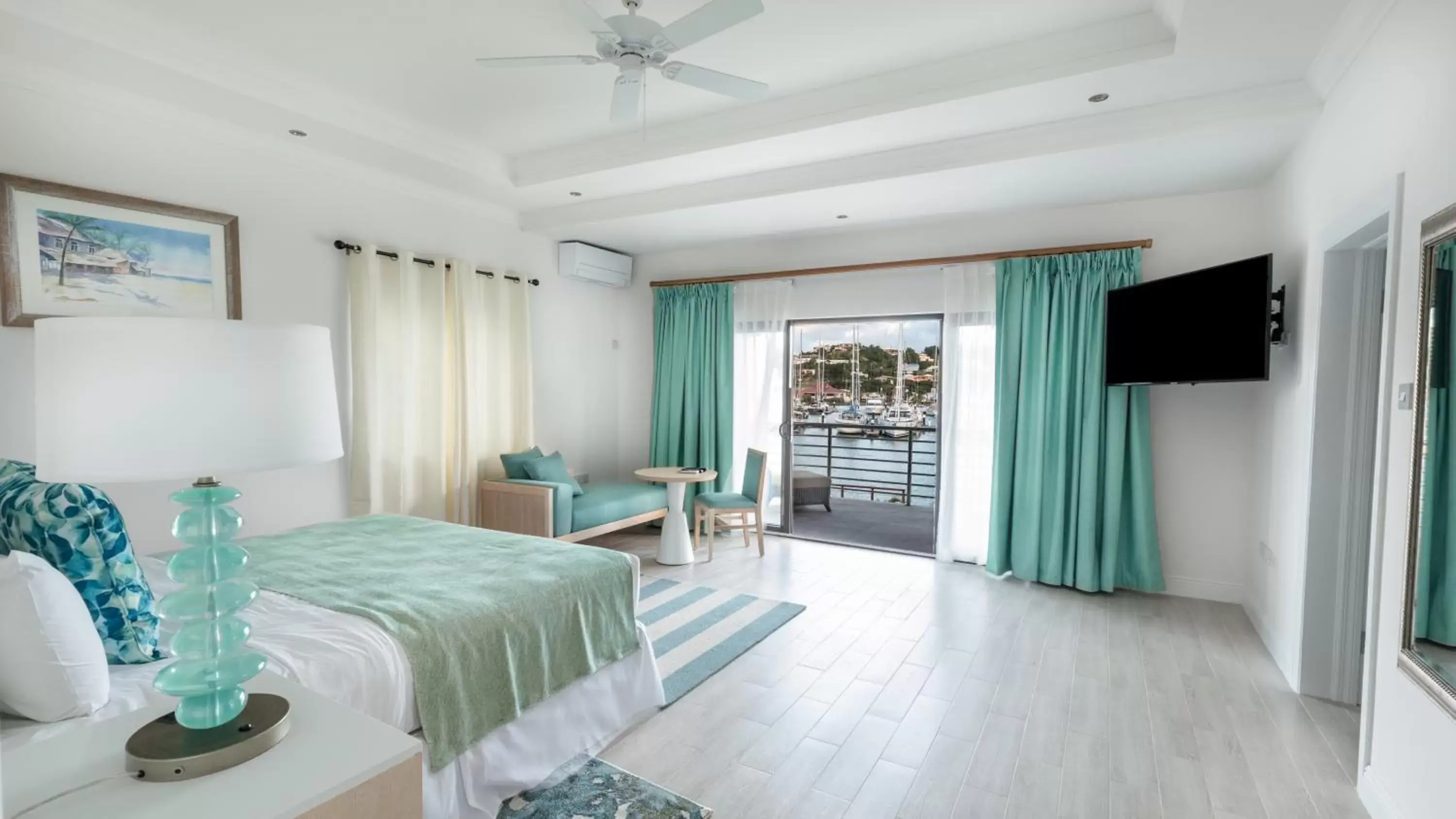 TV and multimedia, Bed in Bay Gardens Beach Resort & Spa TV and multimedia, Bed in Bay Gardens Beach Resort & Spa