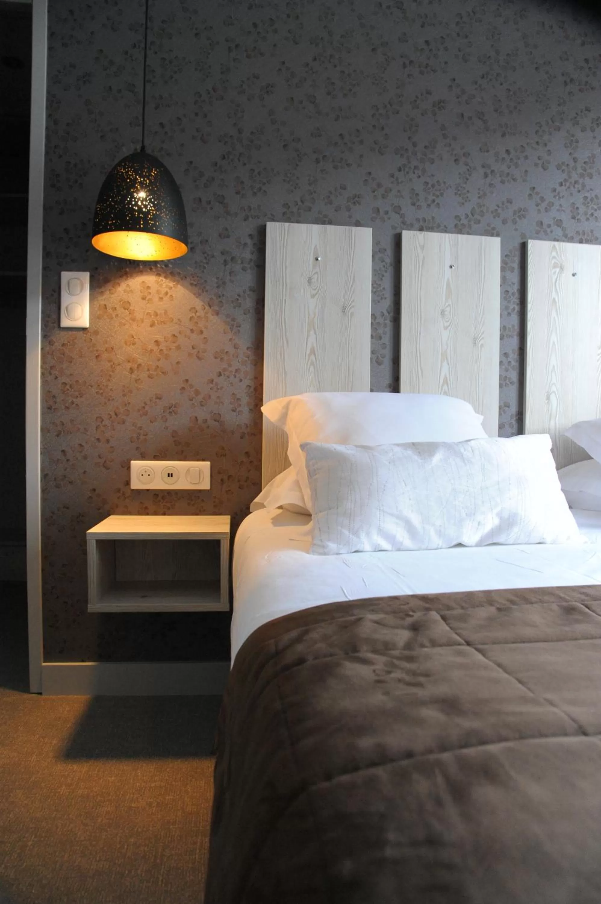 Bed in Cit'Hotel L'Etape