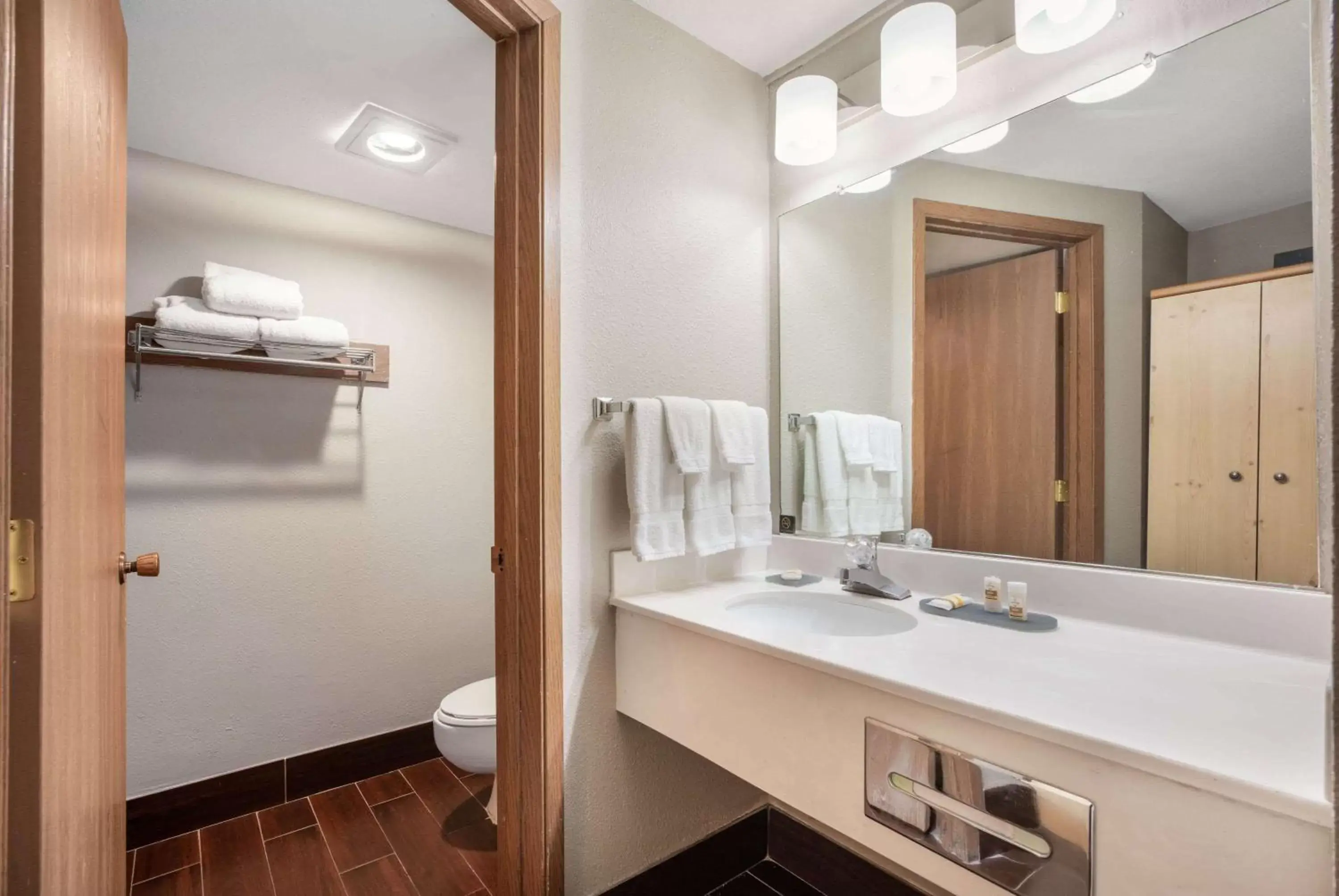 Bathroom in La Quinta Inn by Wyndham Caldwell