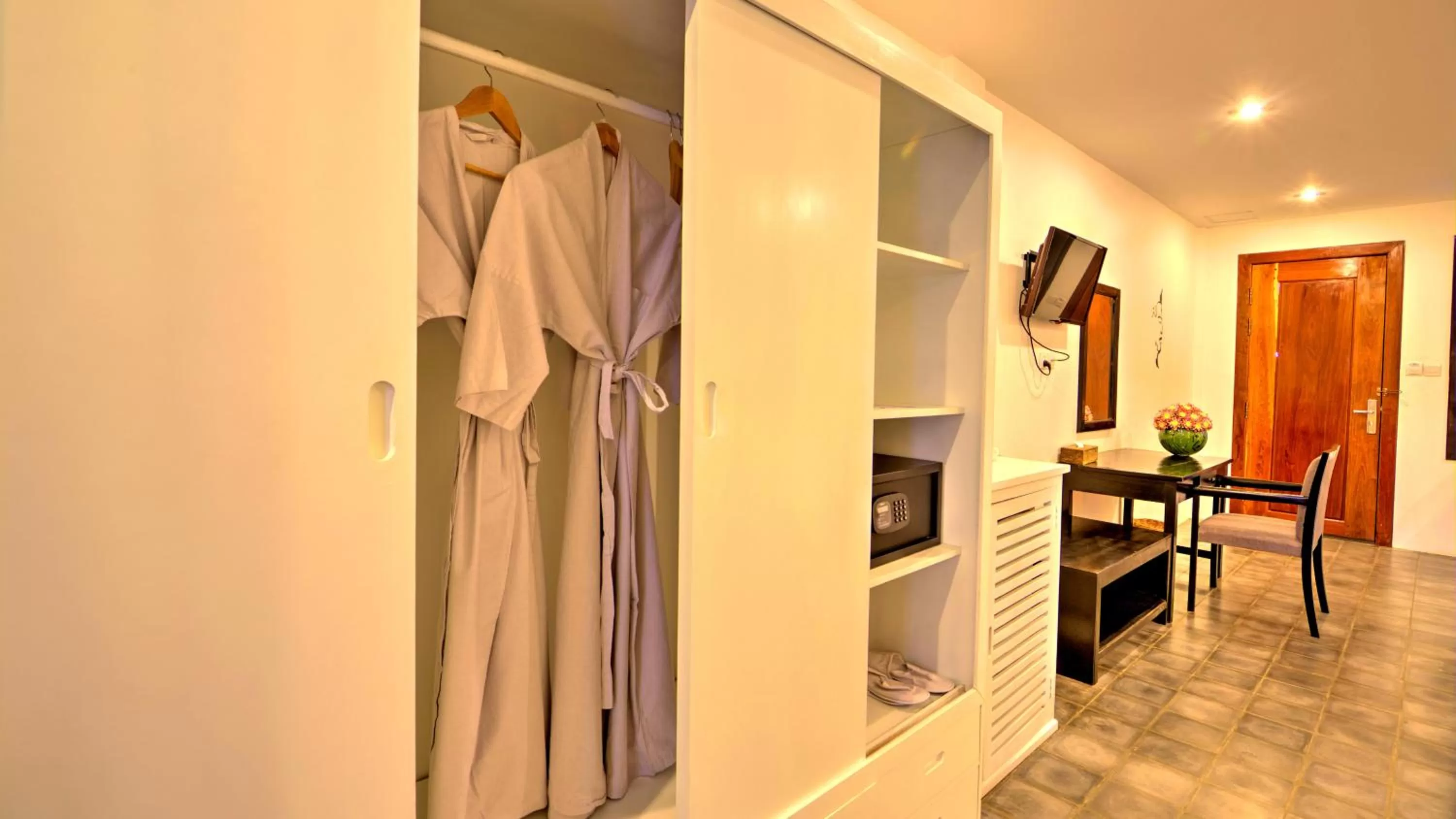 Solarium in La Residence Blanc D'Angkor