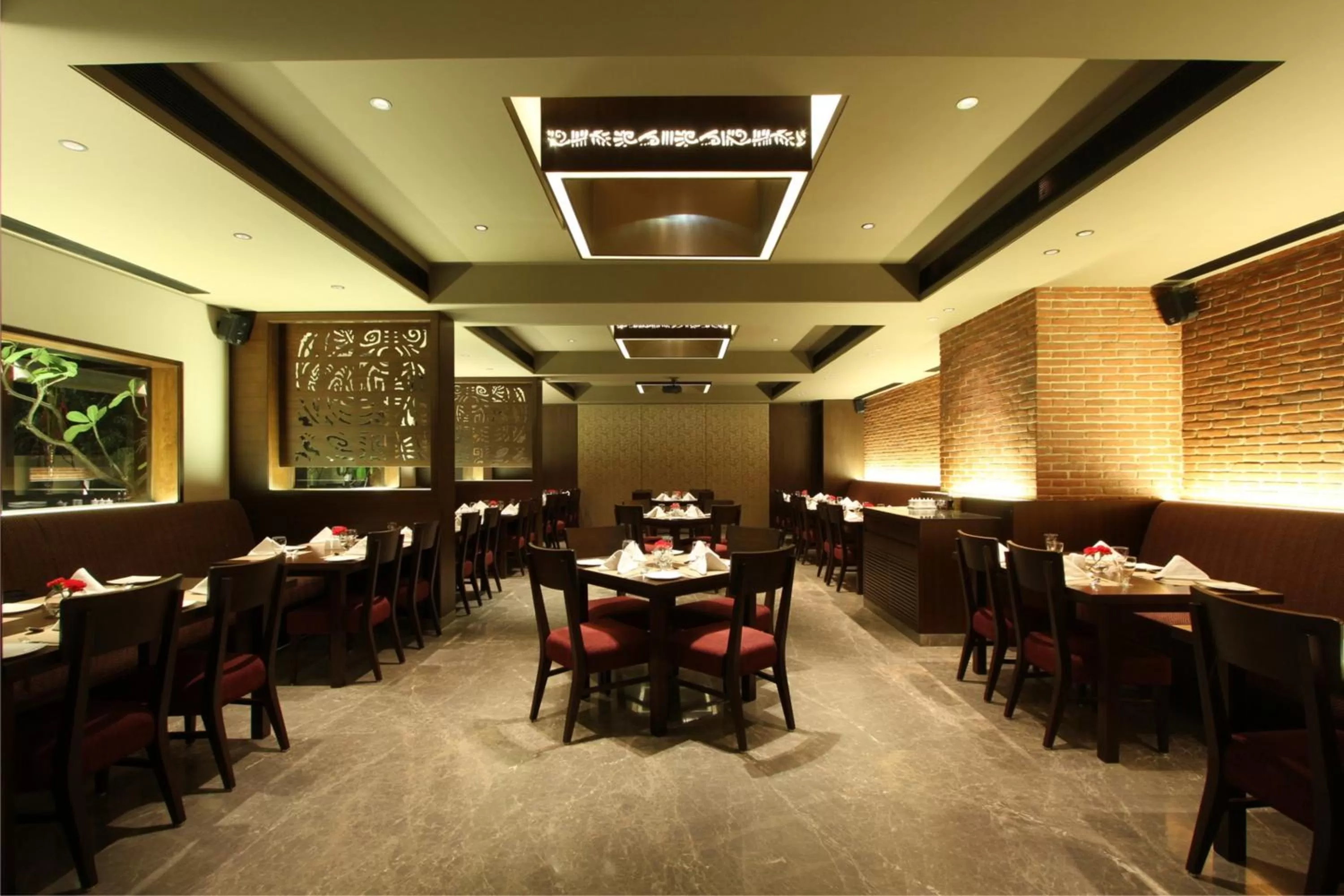 Restaurant/places to eat in Hotel Express Residency Vadodara