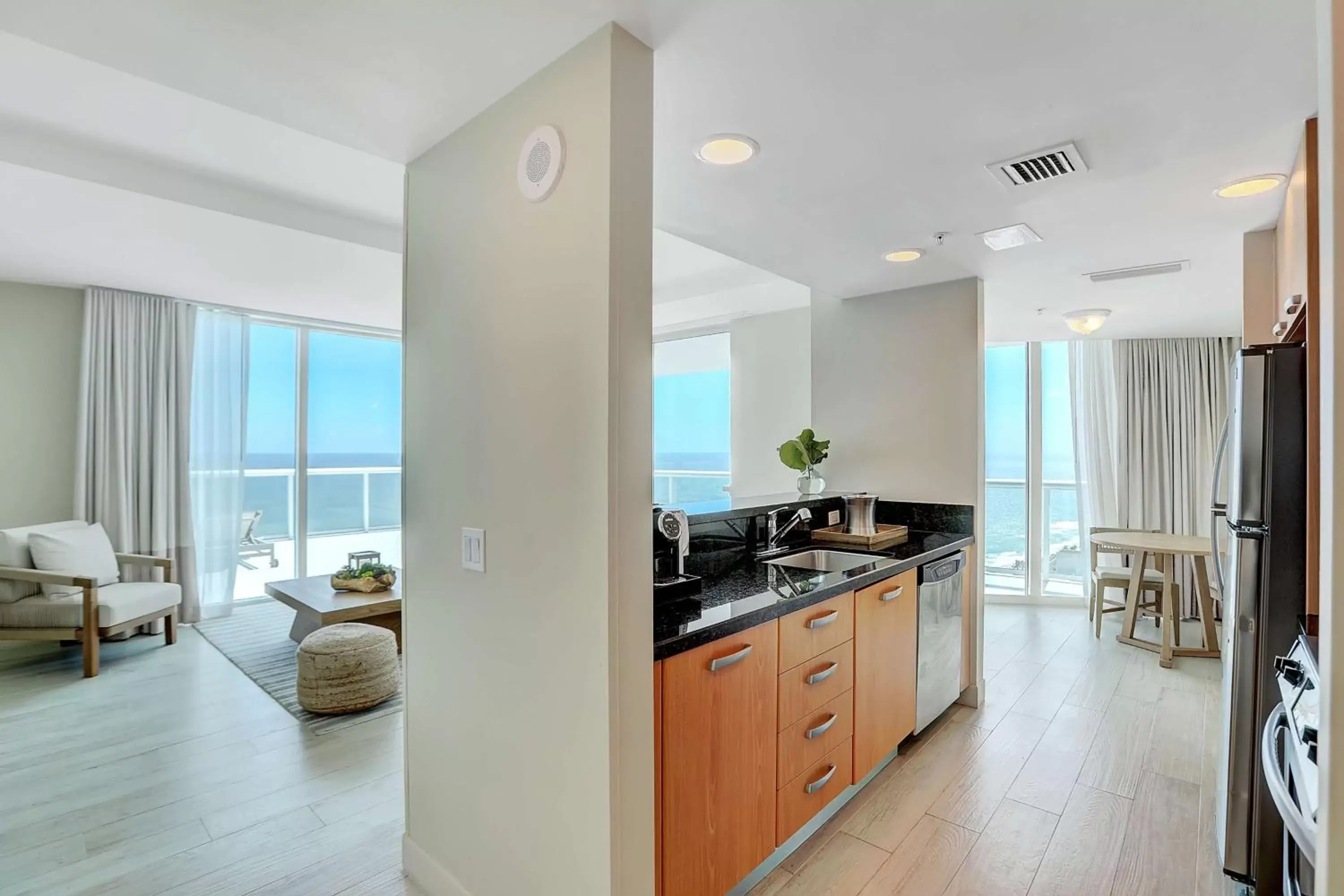 Kitchen or kitchenette, Kitchen/Kitchenette in Hilton Fort Lauderdale Beach Resort