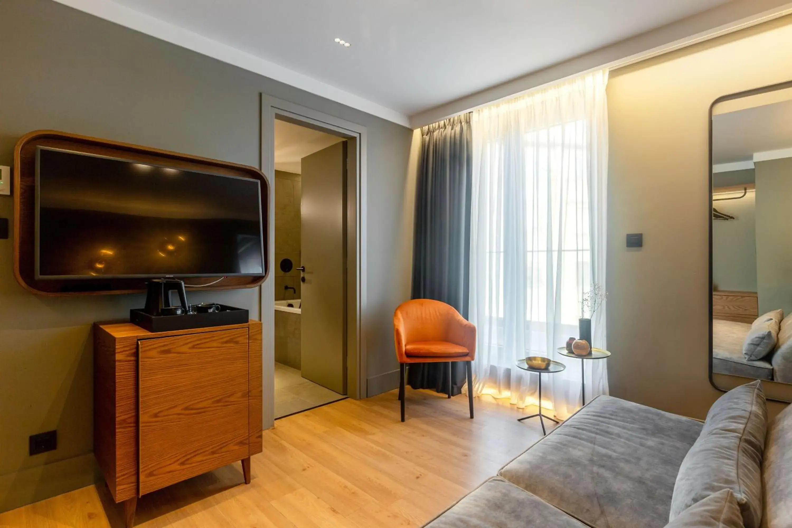 Bed, TV/Entertainment Center in Blend Hotel