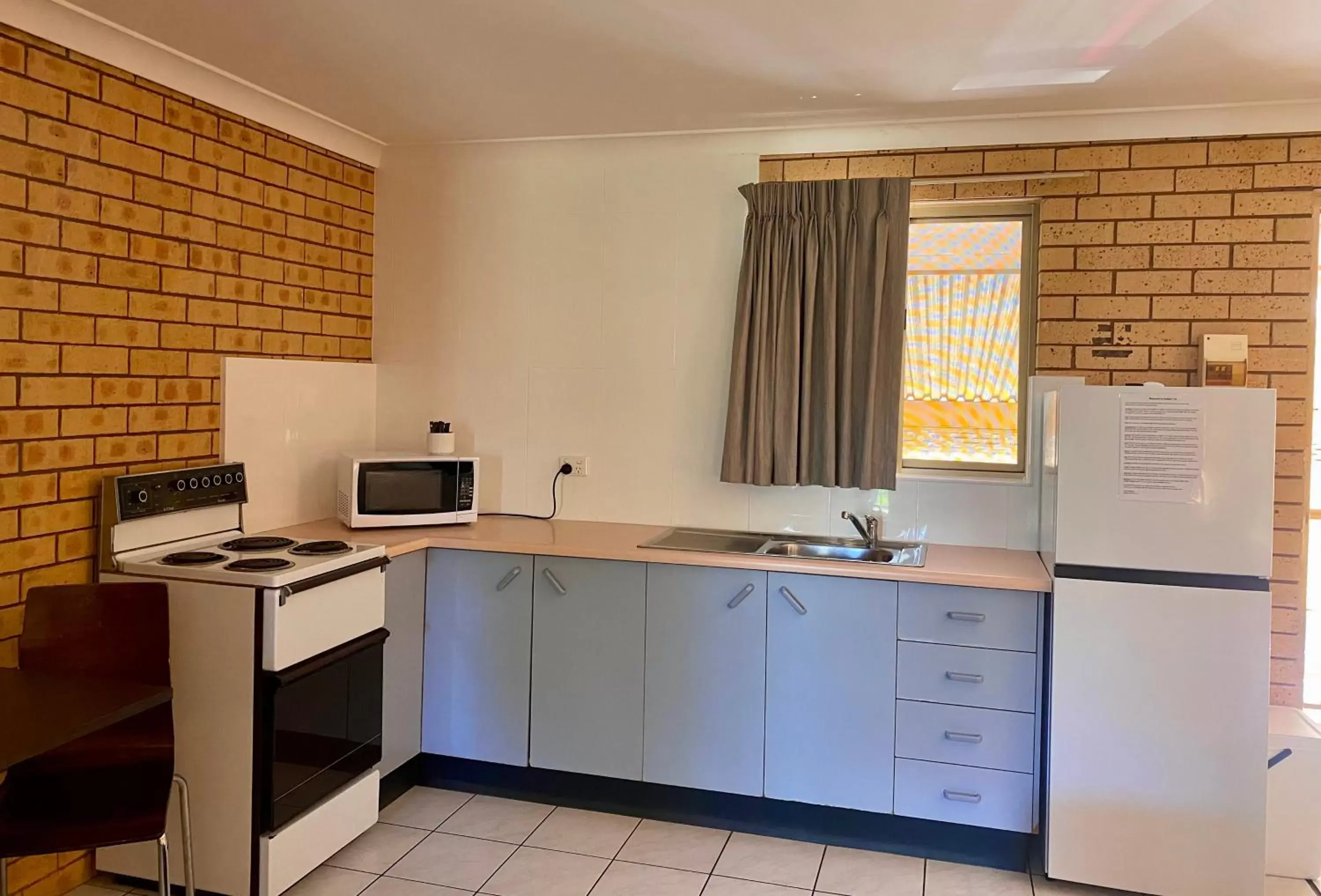 Kitchen or kitchenette, Kitchen/Kitchenette in Tallarook Motor Inn