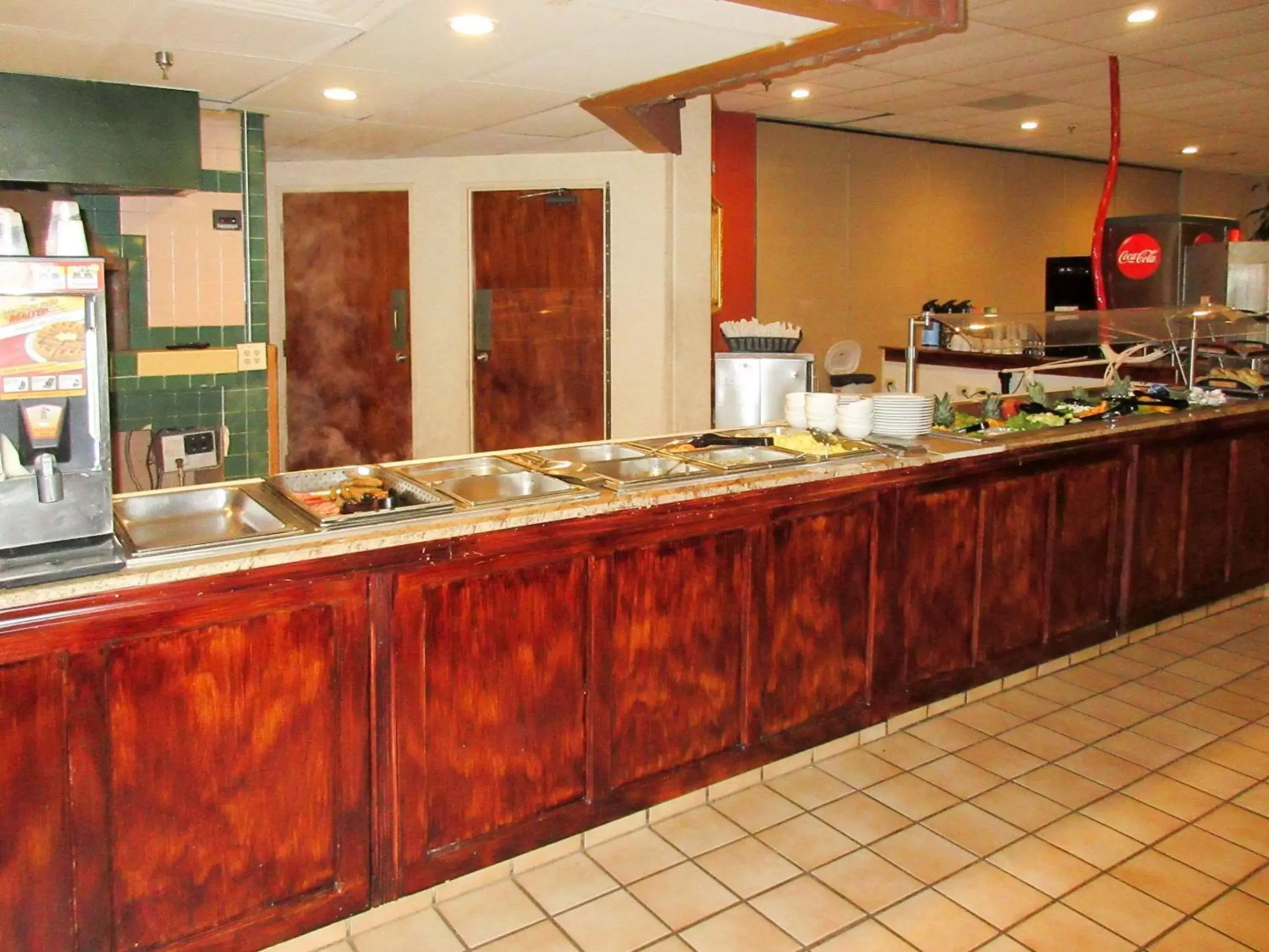 Restaurant/places to eat, Kitchen/Kitchenette in Clarion Inn Fort Collins