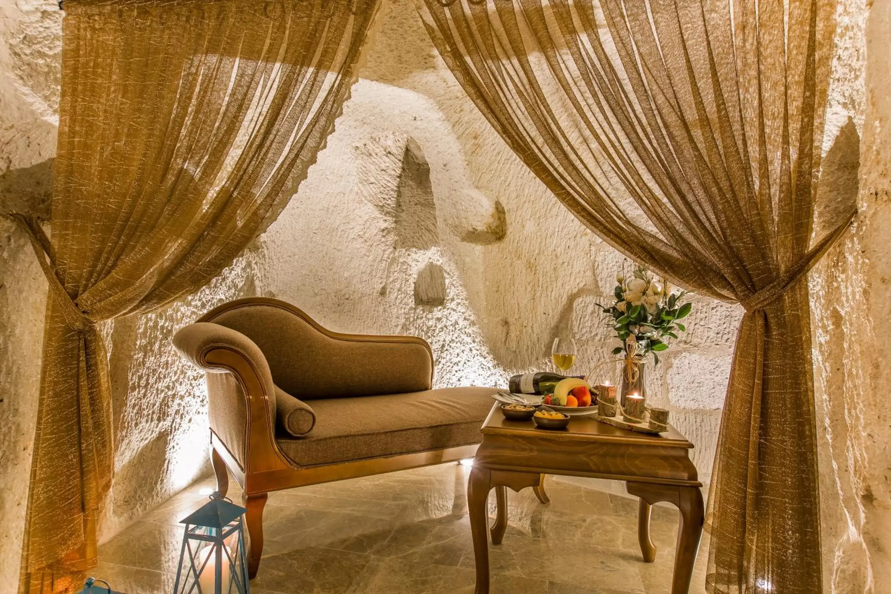 Seating area in Imperial Cave Suites & Spa