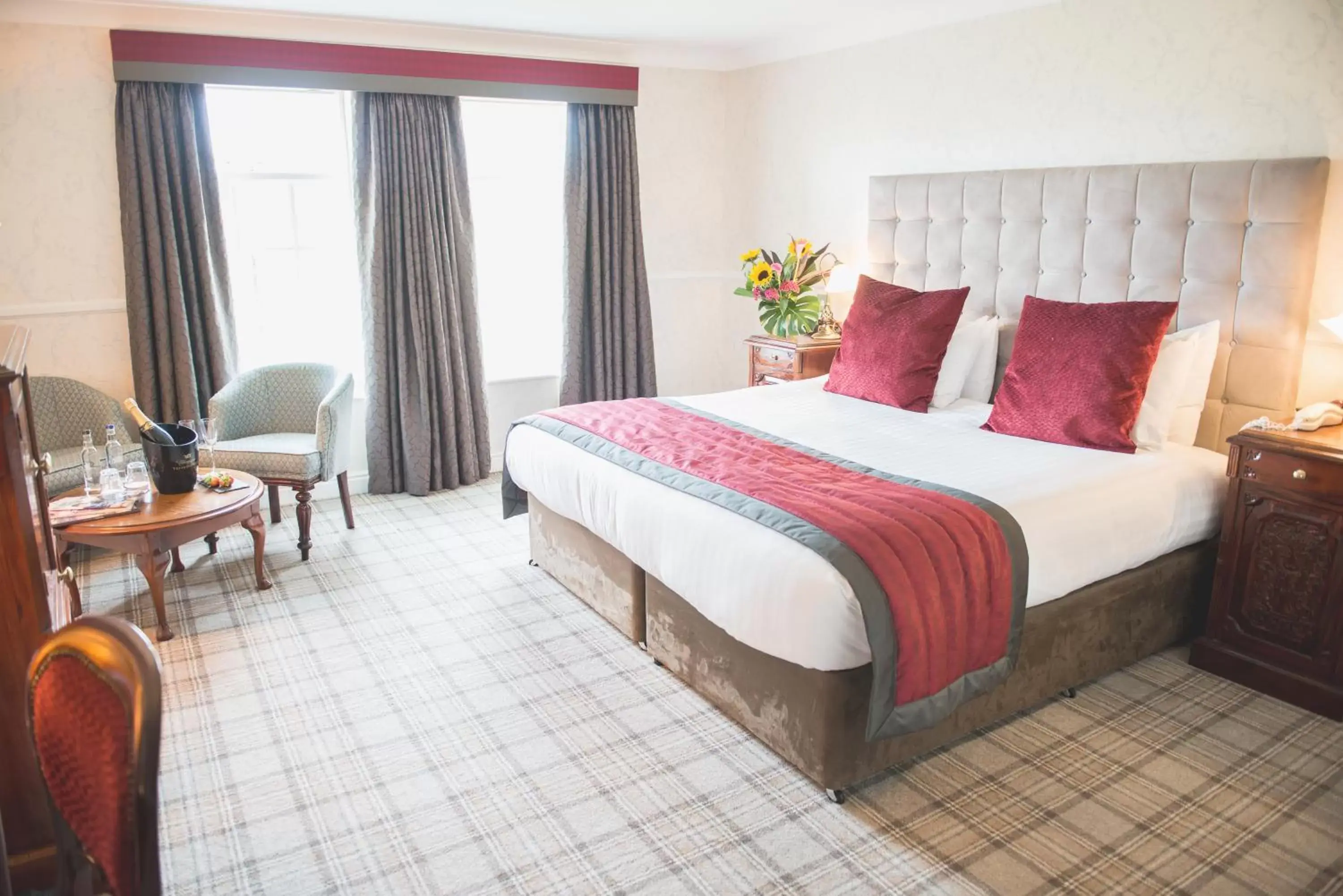 Photo of the whole room, Bed in Mere Court Hotel