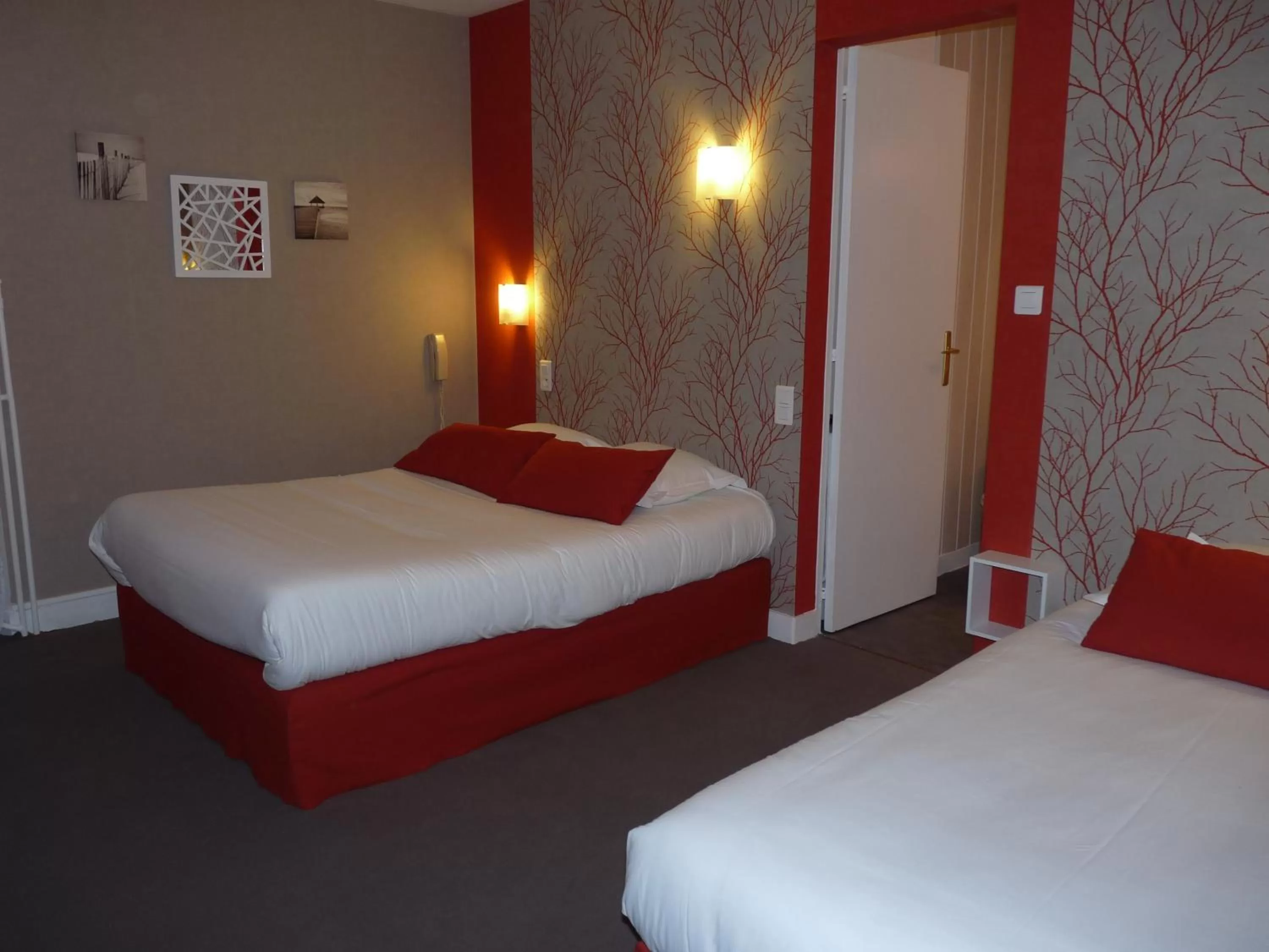 Photo of the whole room, Bed in Hôtel Patton