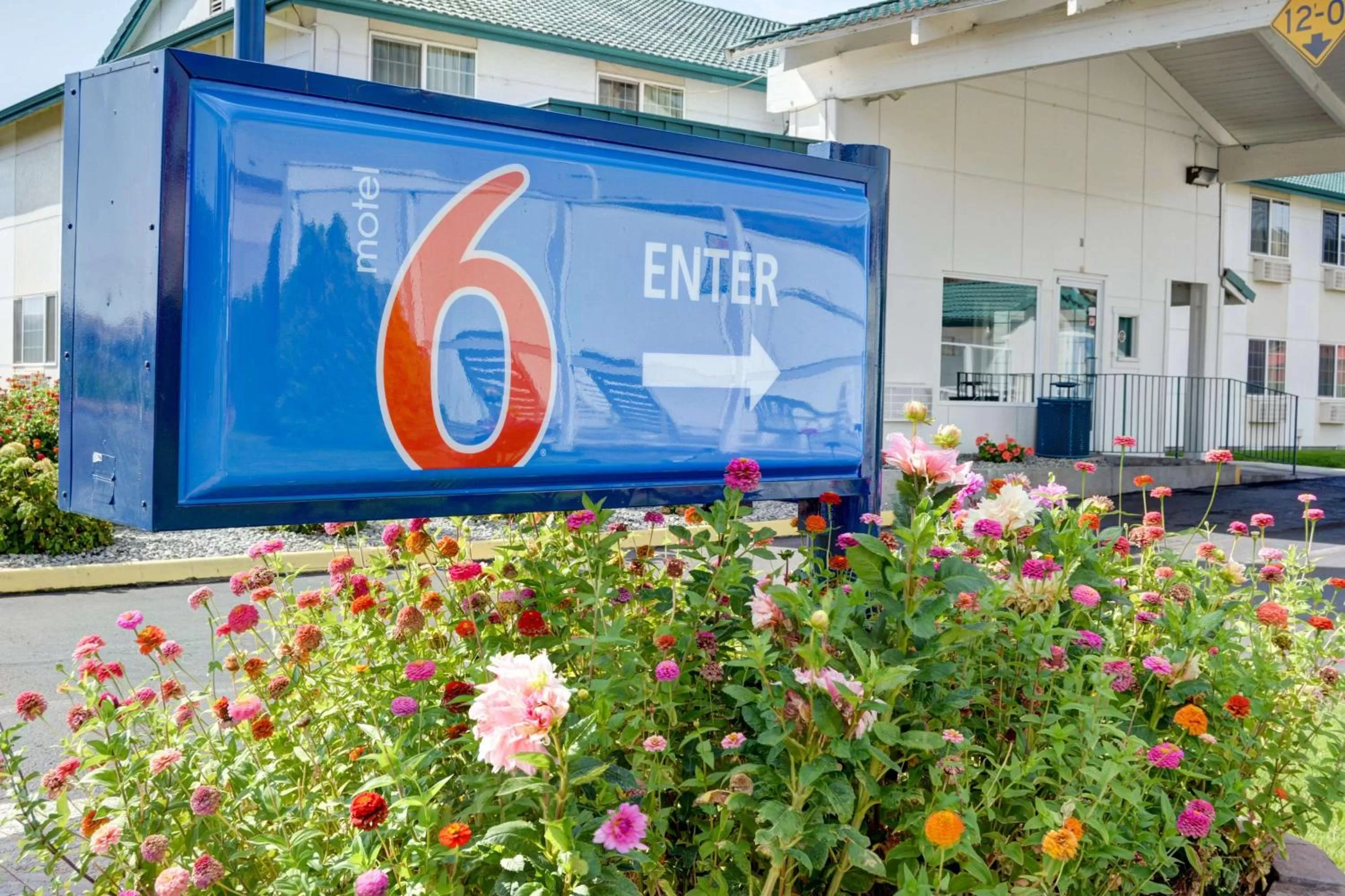 Property building in Motel 6-The Dalles, OR