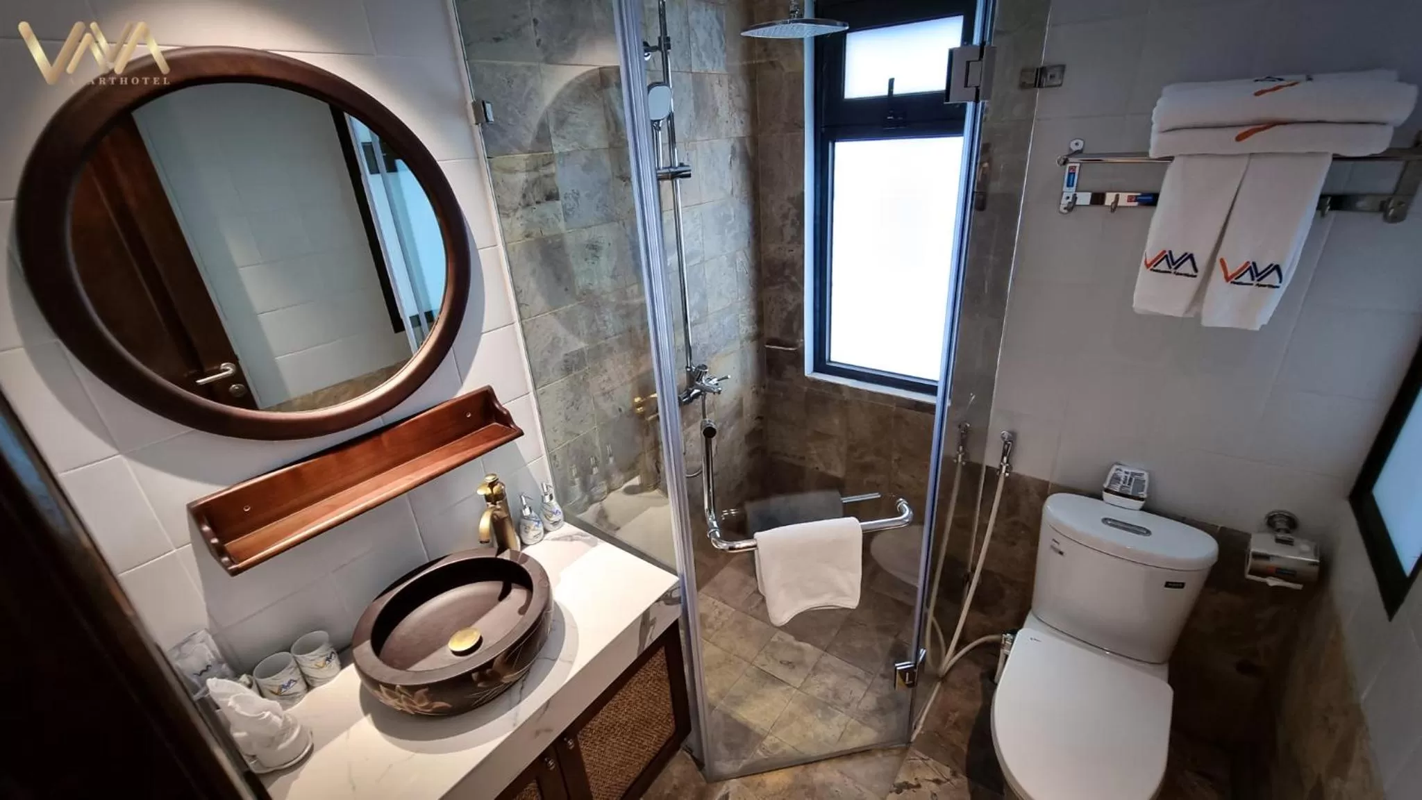 Shower in VNAHOMES APARTHOTEL