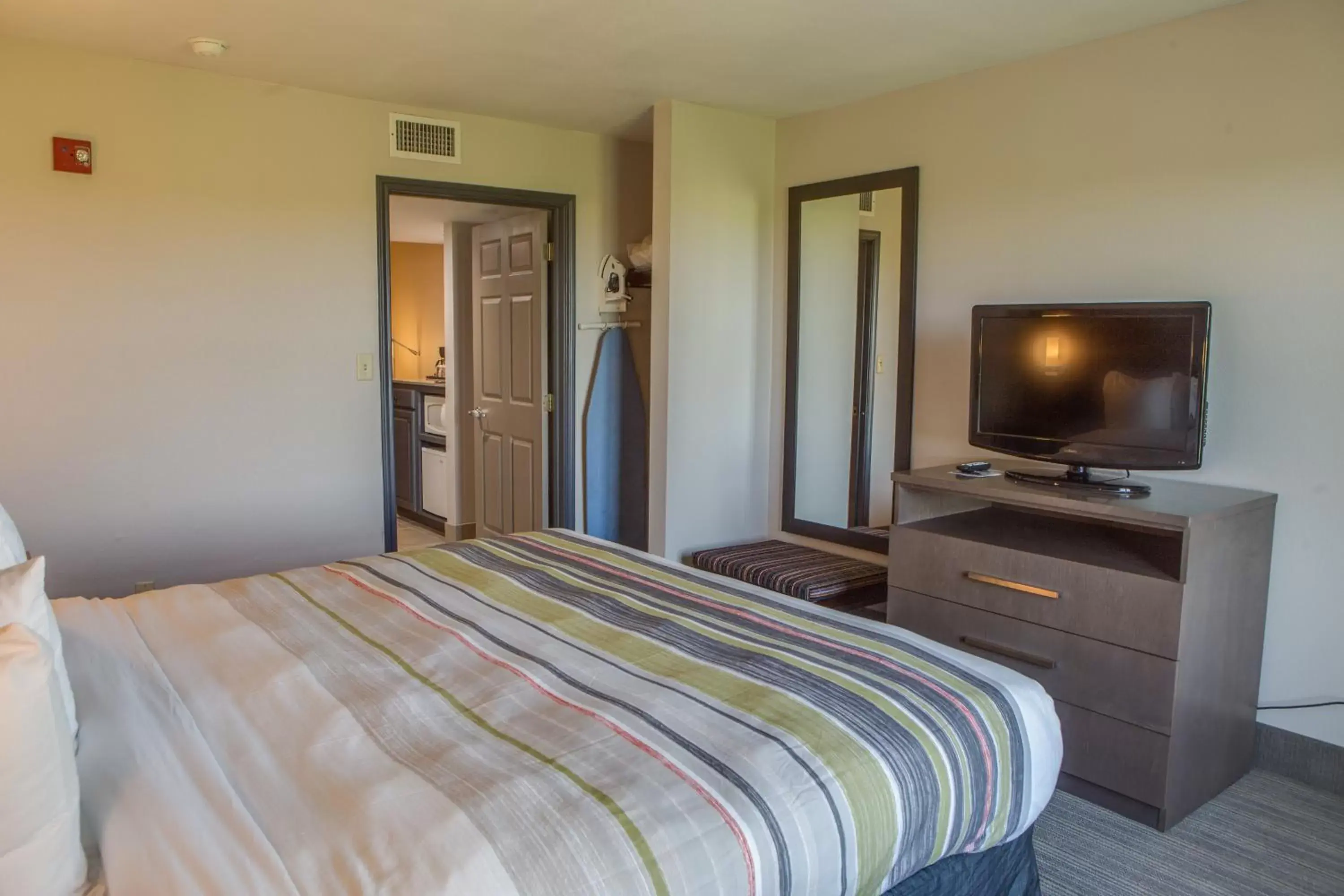 Bed in Country Inn & Suites by Radisson, Harlingen, TX