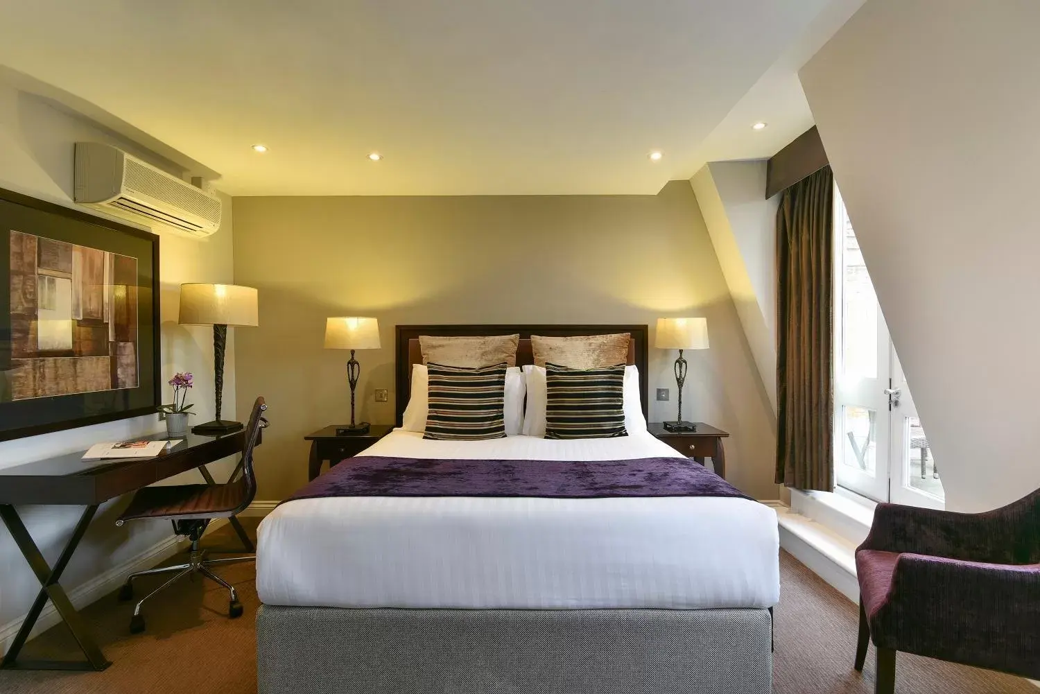 Bedroom, Bed in Fraser Suites Queens Gate