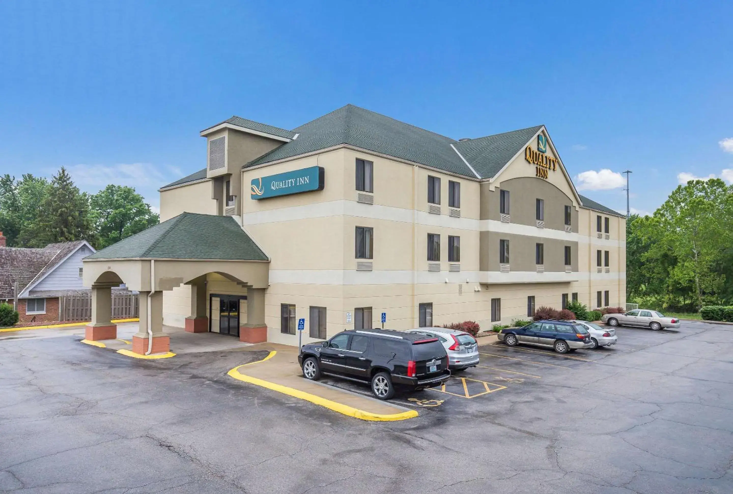 Property Building in Quality Inn I-70 Near Kansas Speedway