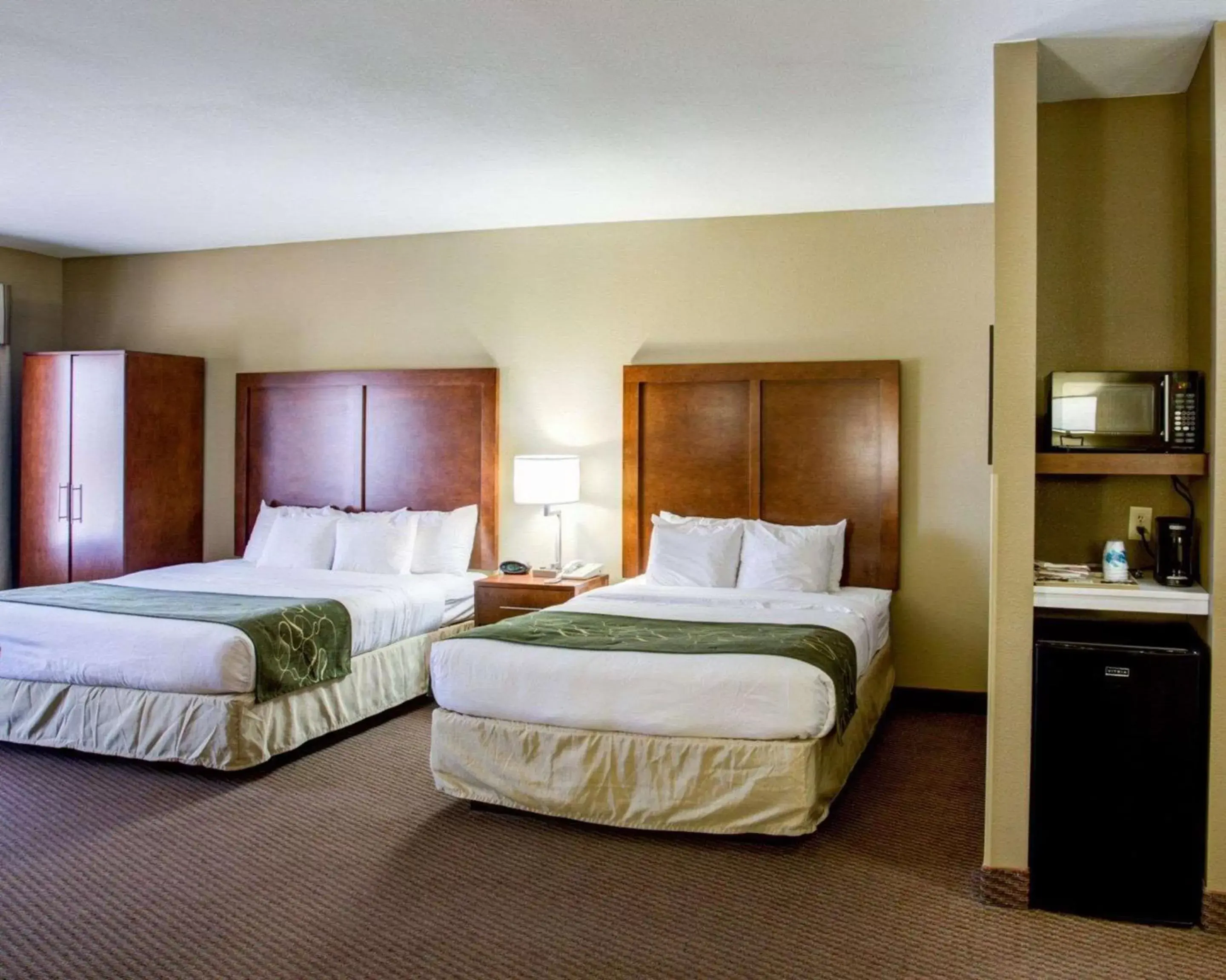 Bedroom, Bed in Comfort Suites