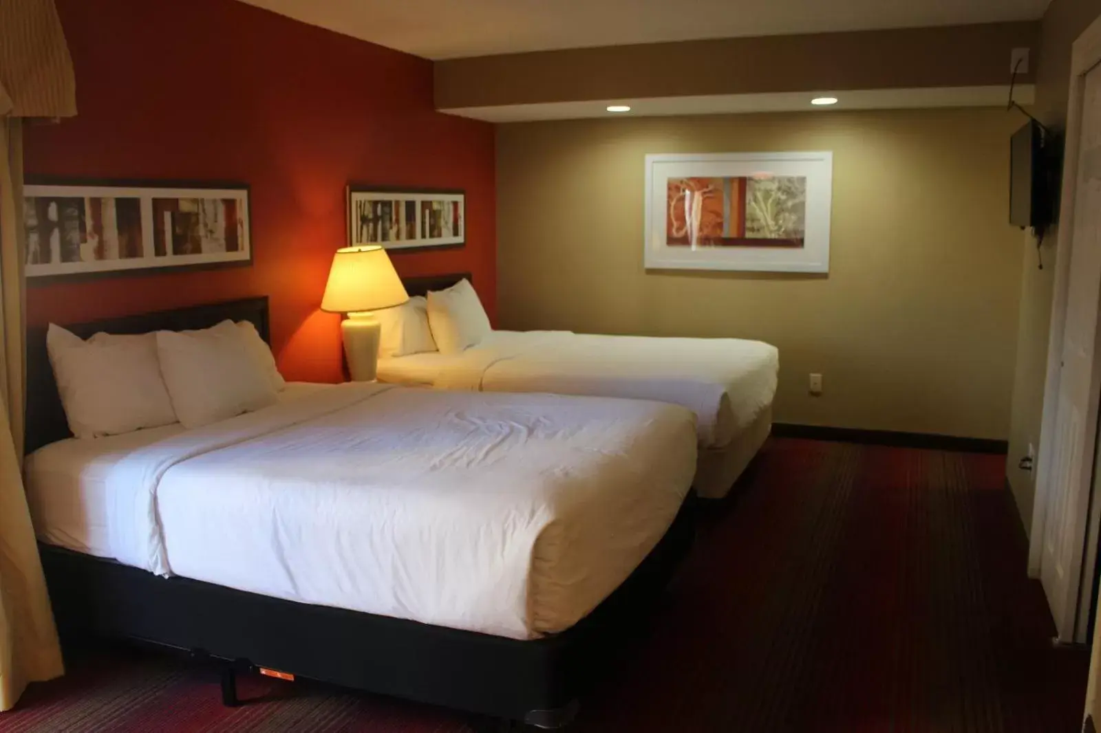 Bed in Hawthorn Suites Wichita East