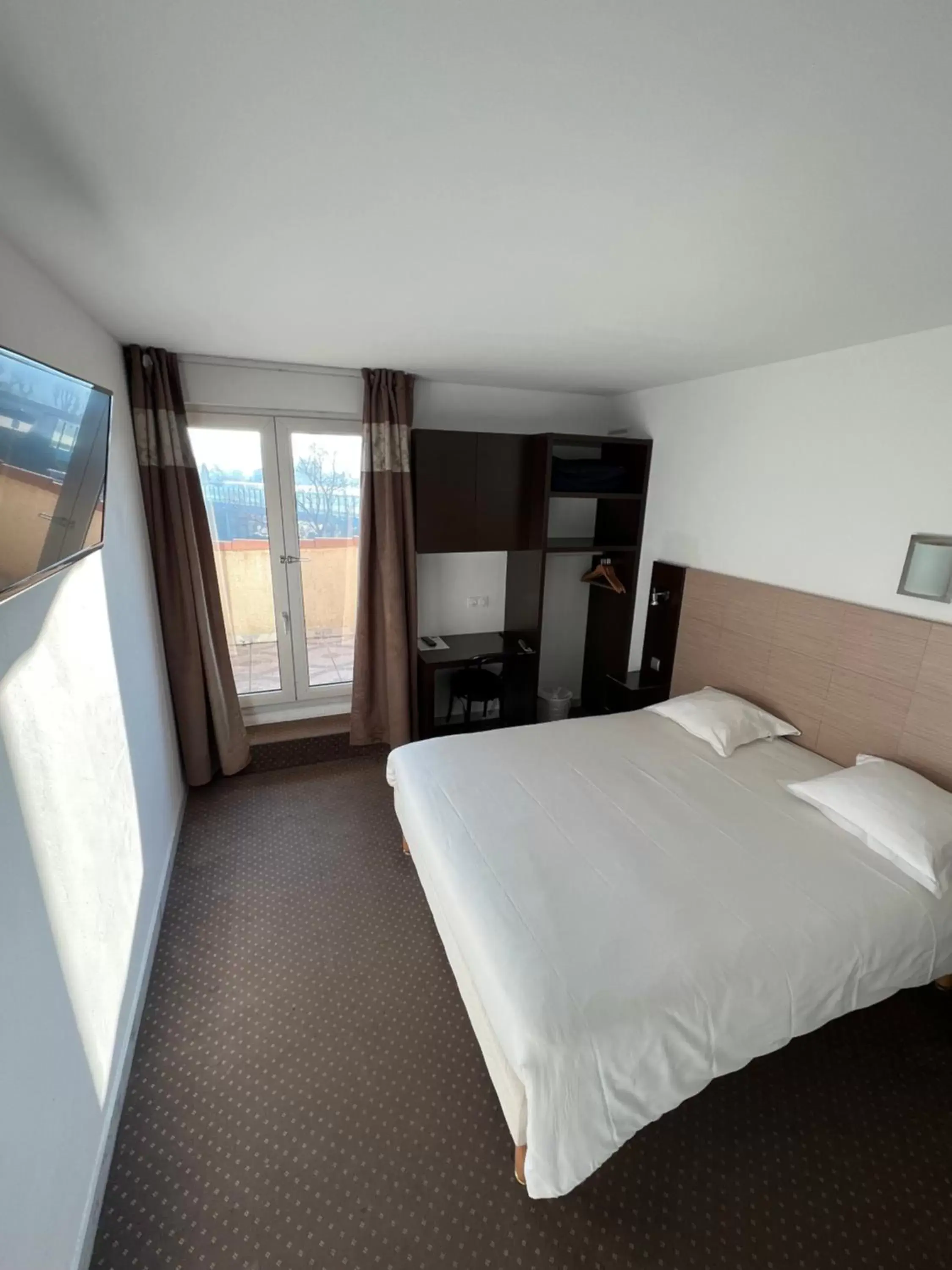 TV and multimedia, Bed in Adonis Arc Hotel Aix TV and multimedia, Bed in Adonis Arc Hotel Aix