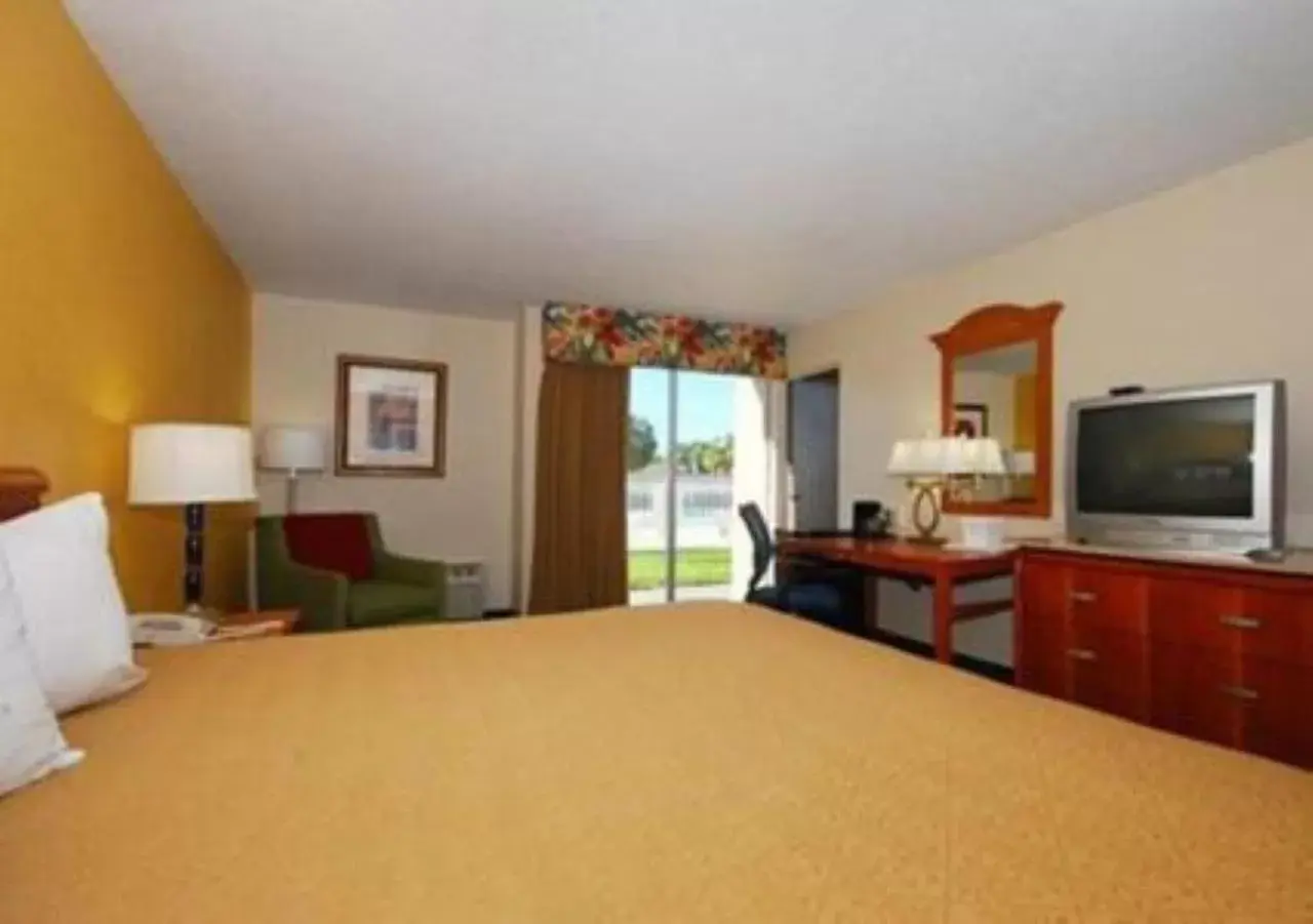 Photo of the whole room, Bed in Quality Inn Downtown Stuart