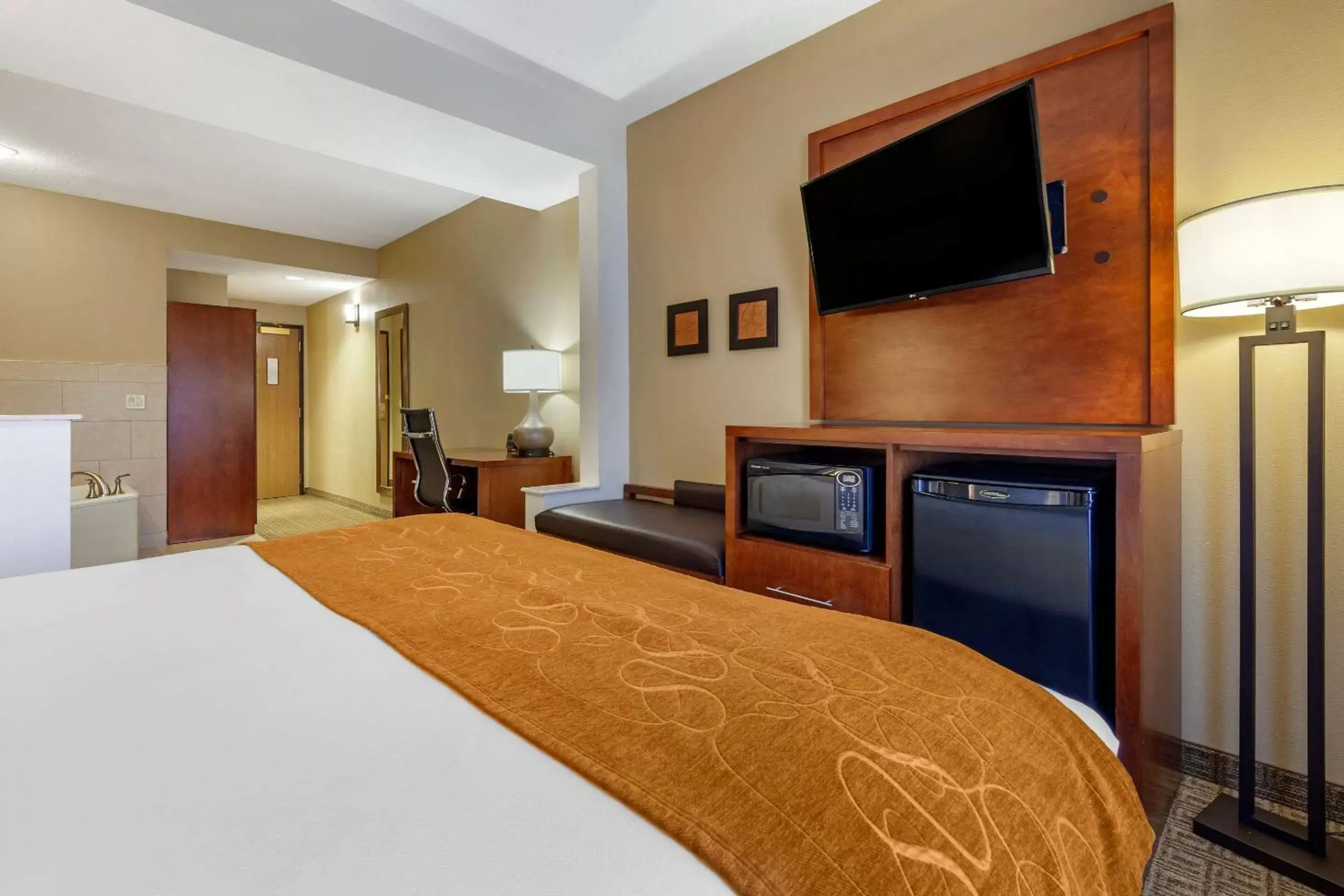 Photo of the whole room, Bed in Comfort Suites