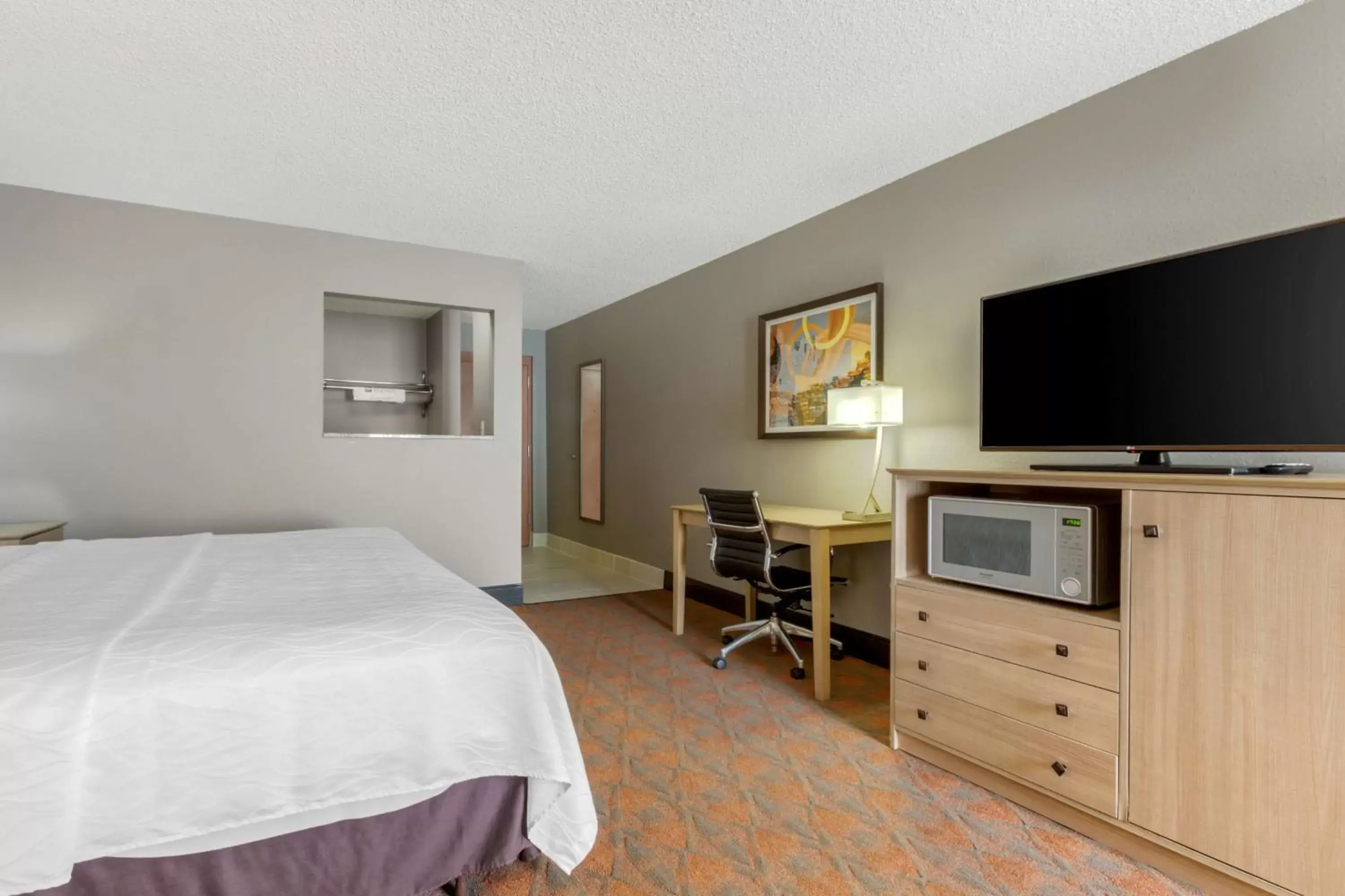 Bedroom, TV/Entertainment Center in Best Western Pecos Inn